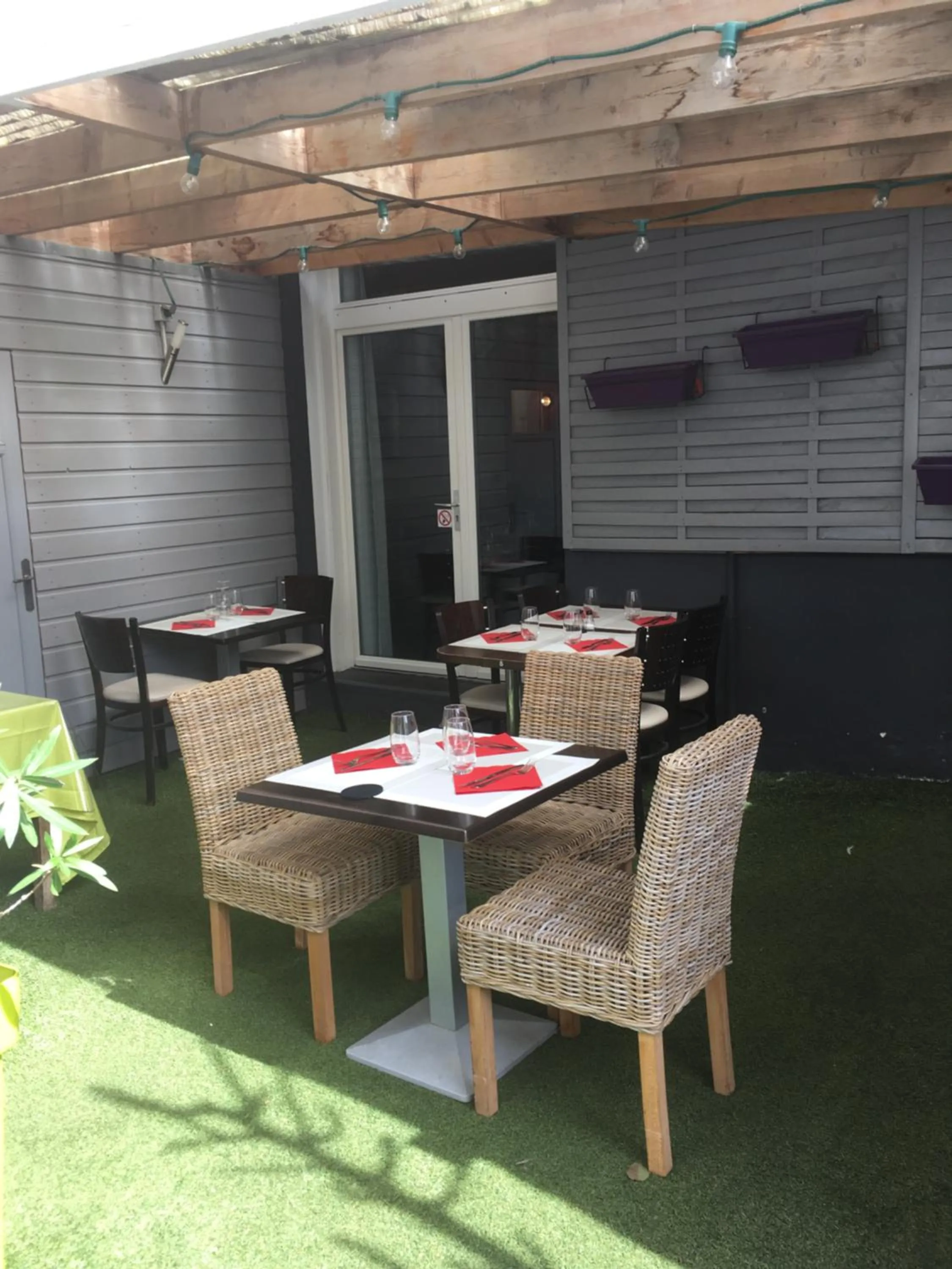 Restaurant/places to eat in Hôtel Familial L'Ostréi