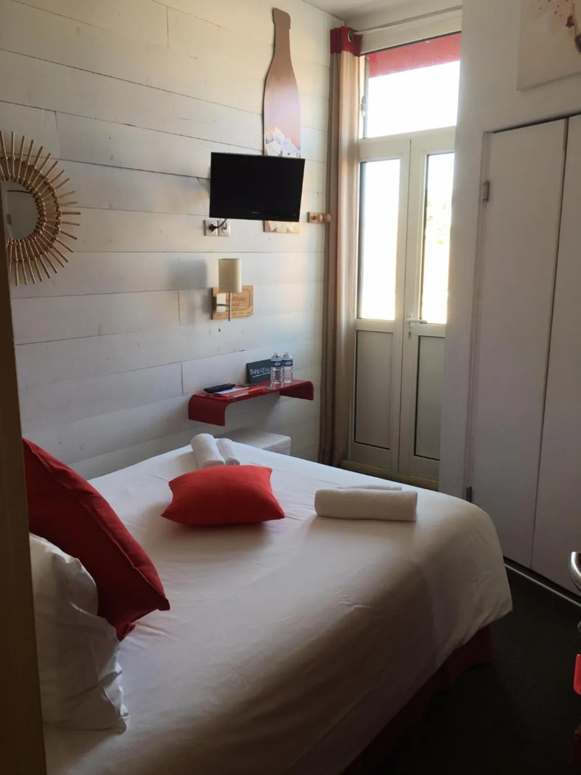 Decorative detail, Bed in Hôtel Familial L'Ostréi