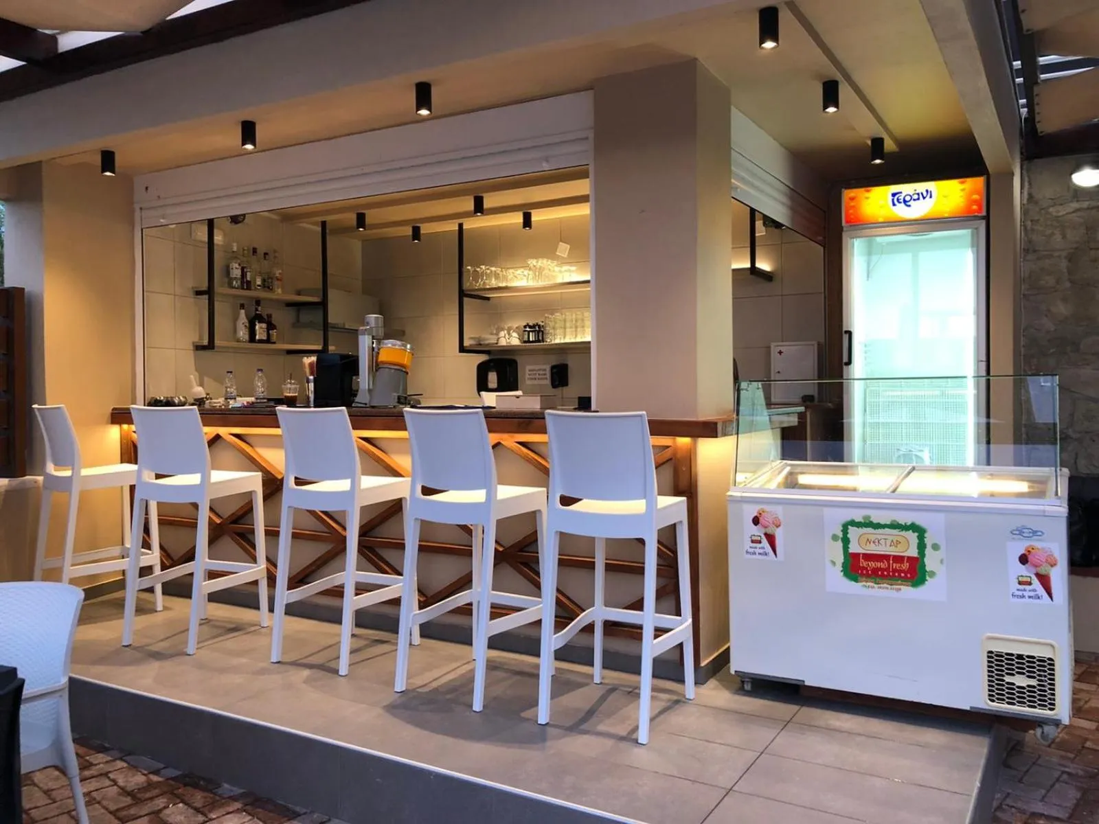 Lounge or bar in Sunrise Suites & Apartments