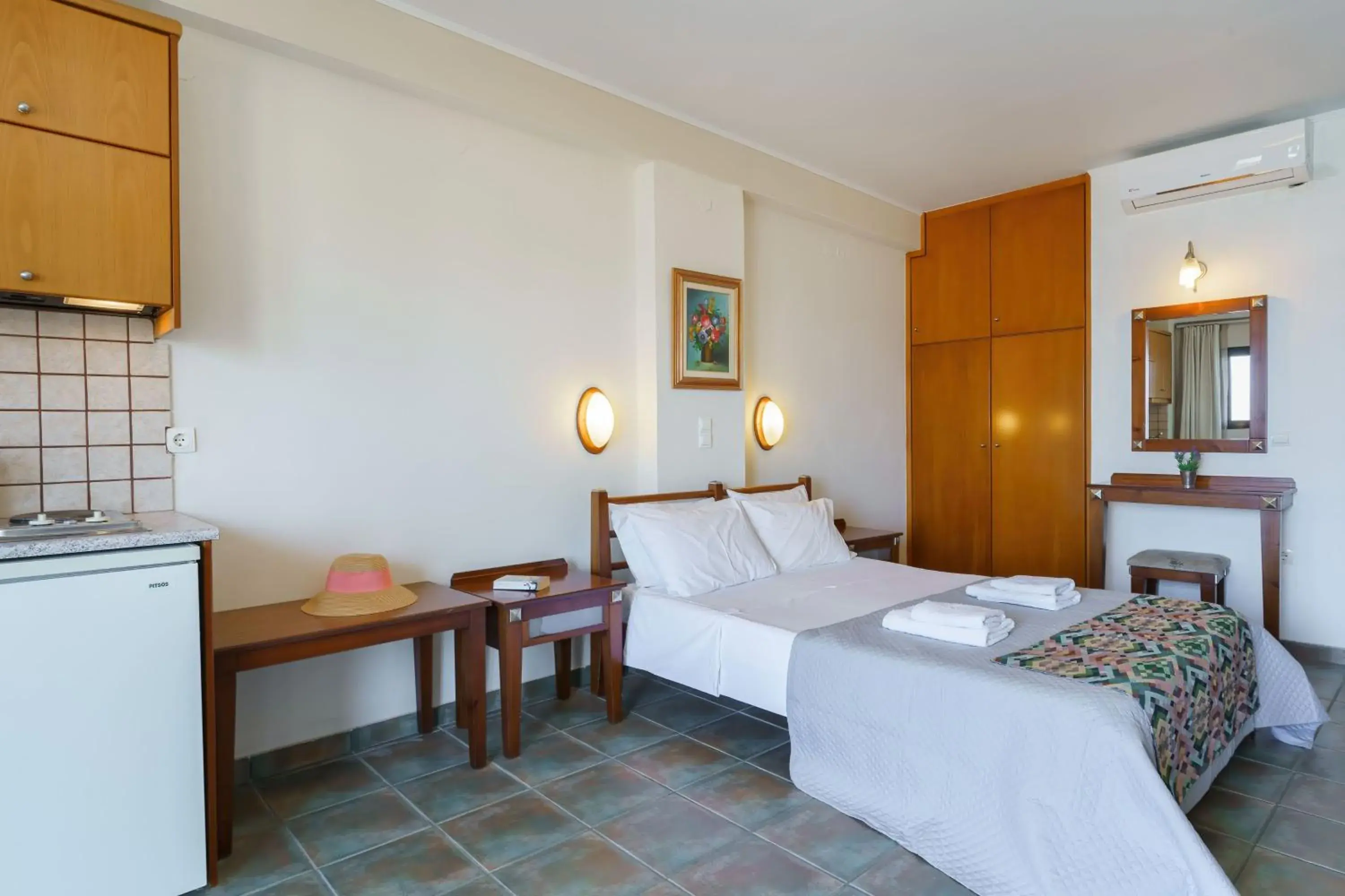 Cozy Double with Side Sea View in Sunrise Suites & Apartments Cozy Double with Side Sea View in Sunrise Suites & Apartments