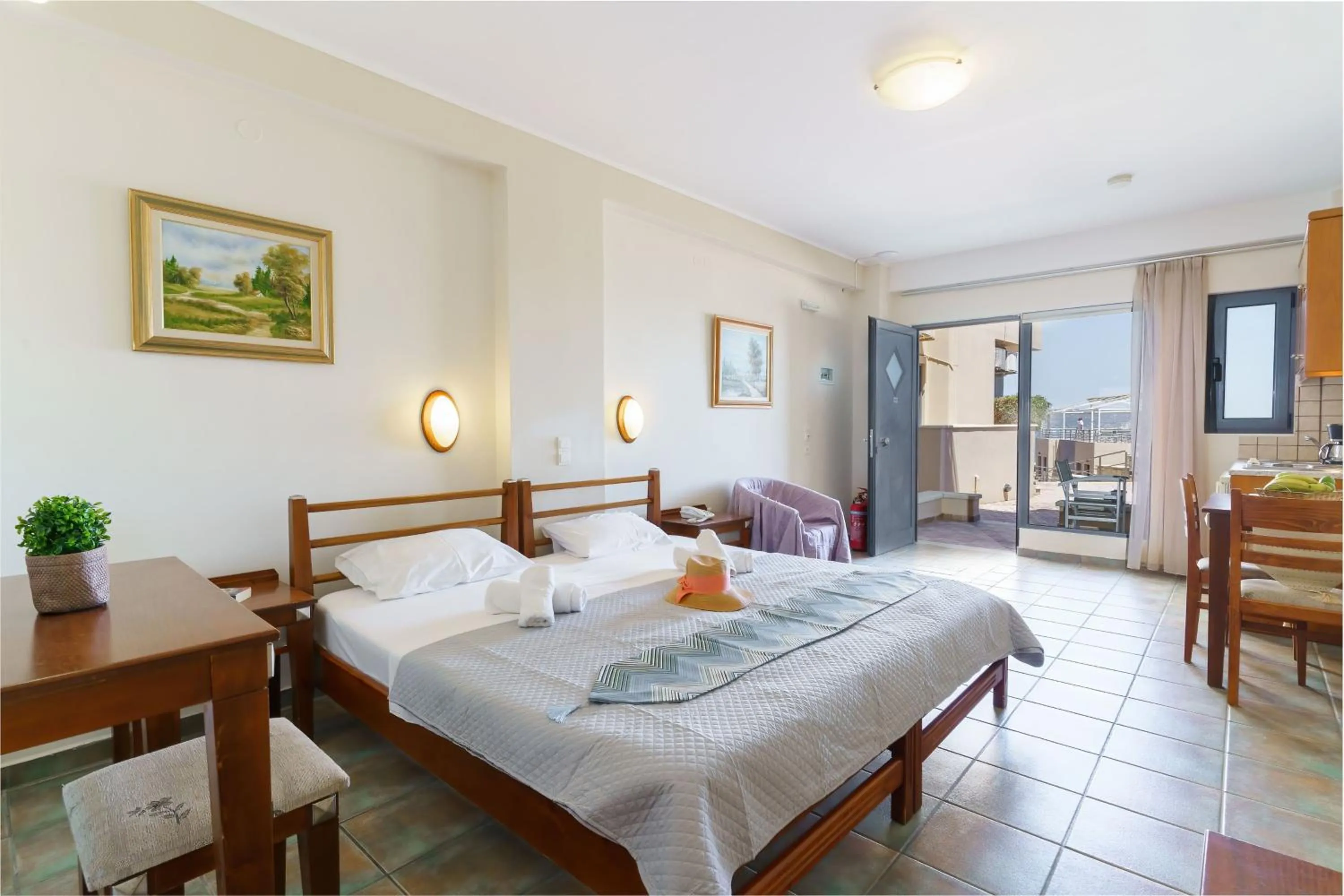 Photo of the whole room, Bed in Sunrise Suites & Apartments