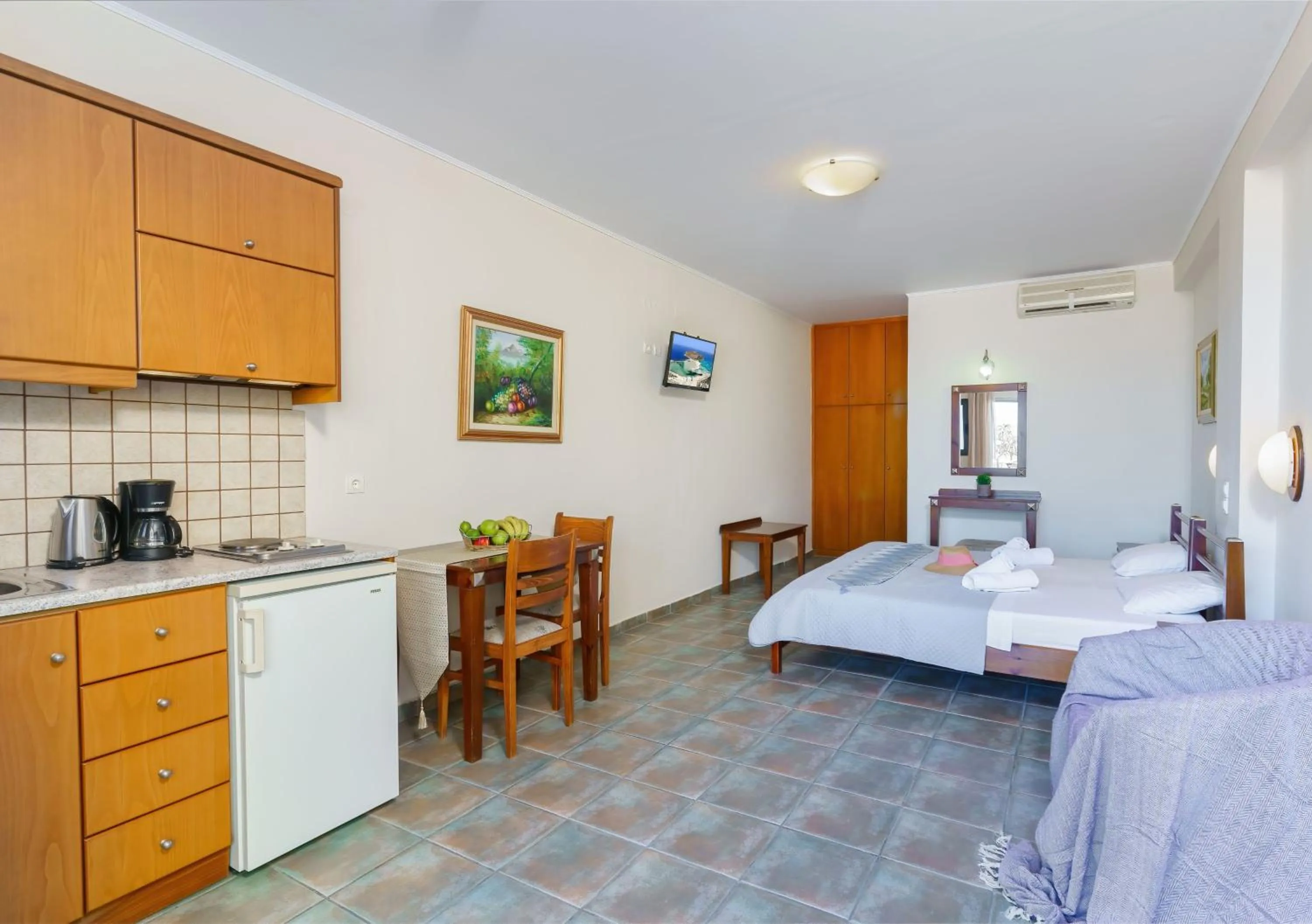 Photo of the whole room, Bed in Sunrise Suites & Apartments