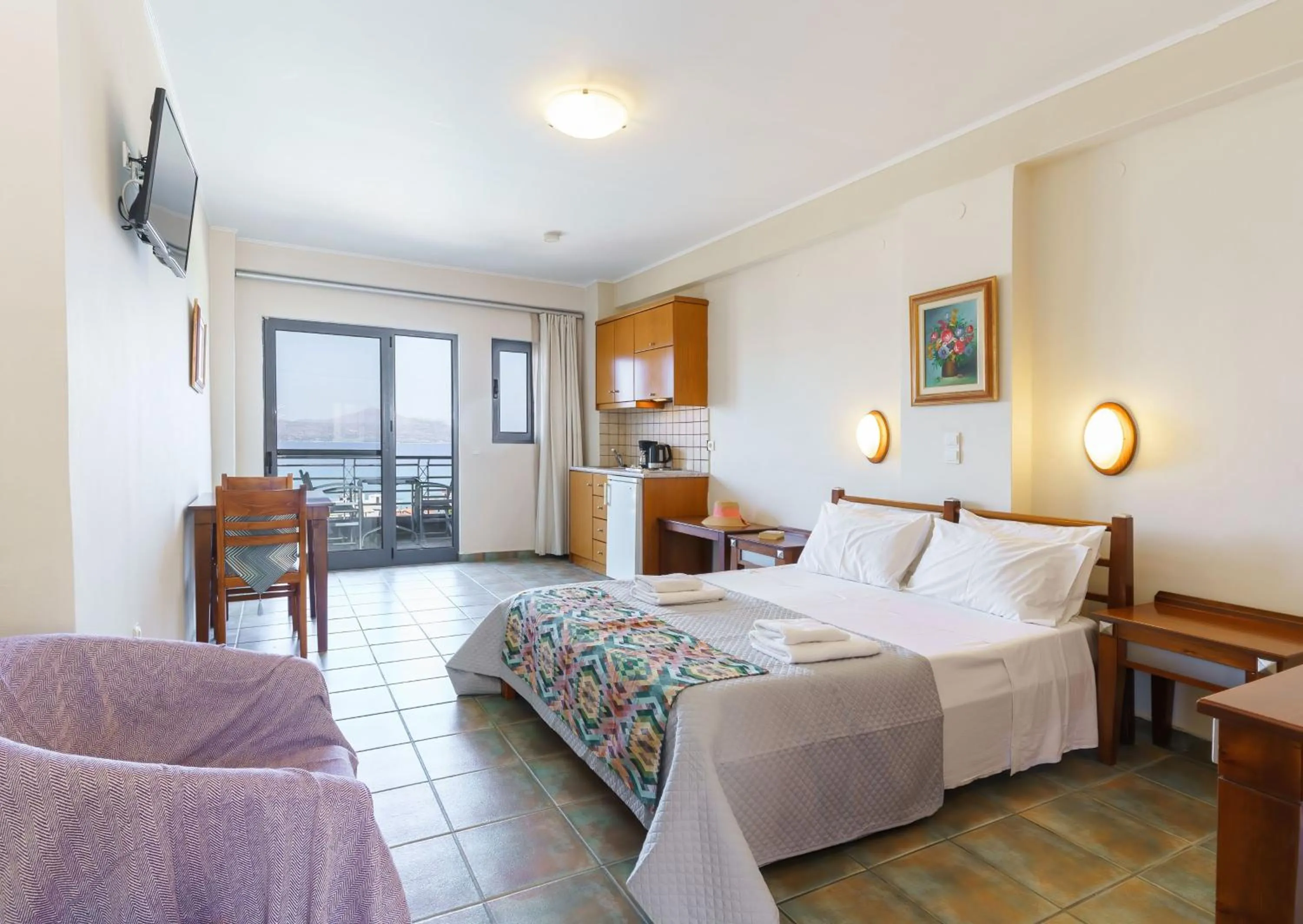 Photo of the whole room, Bed in Sunrise Suites & Apartments