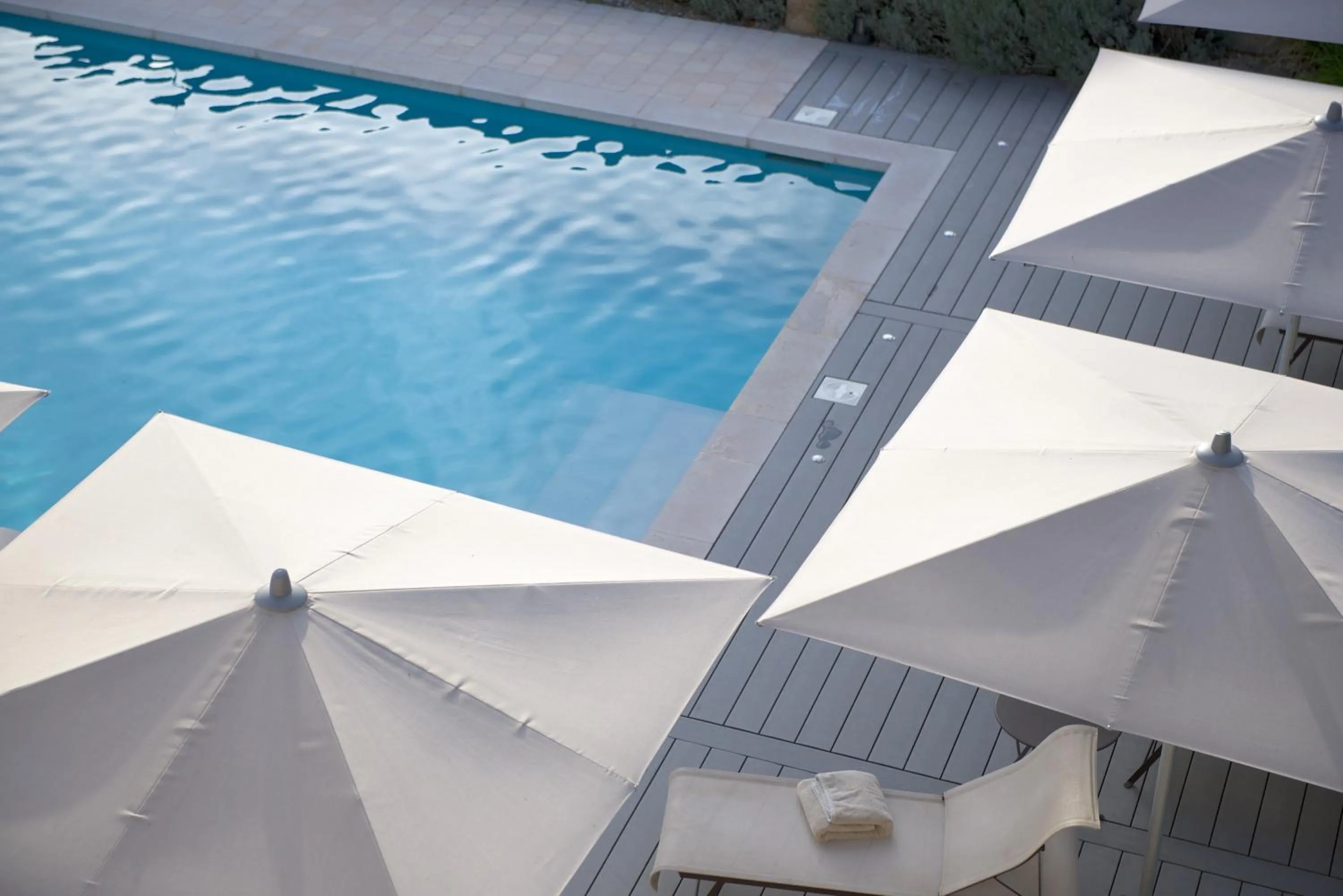 Swimming pool in Hôtel du Bois Blanc Domaine d'Epeyssoles Georges Blanc