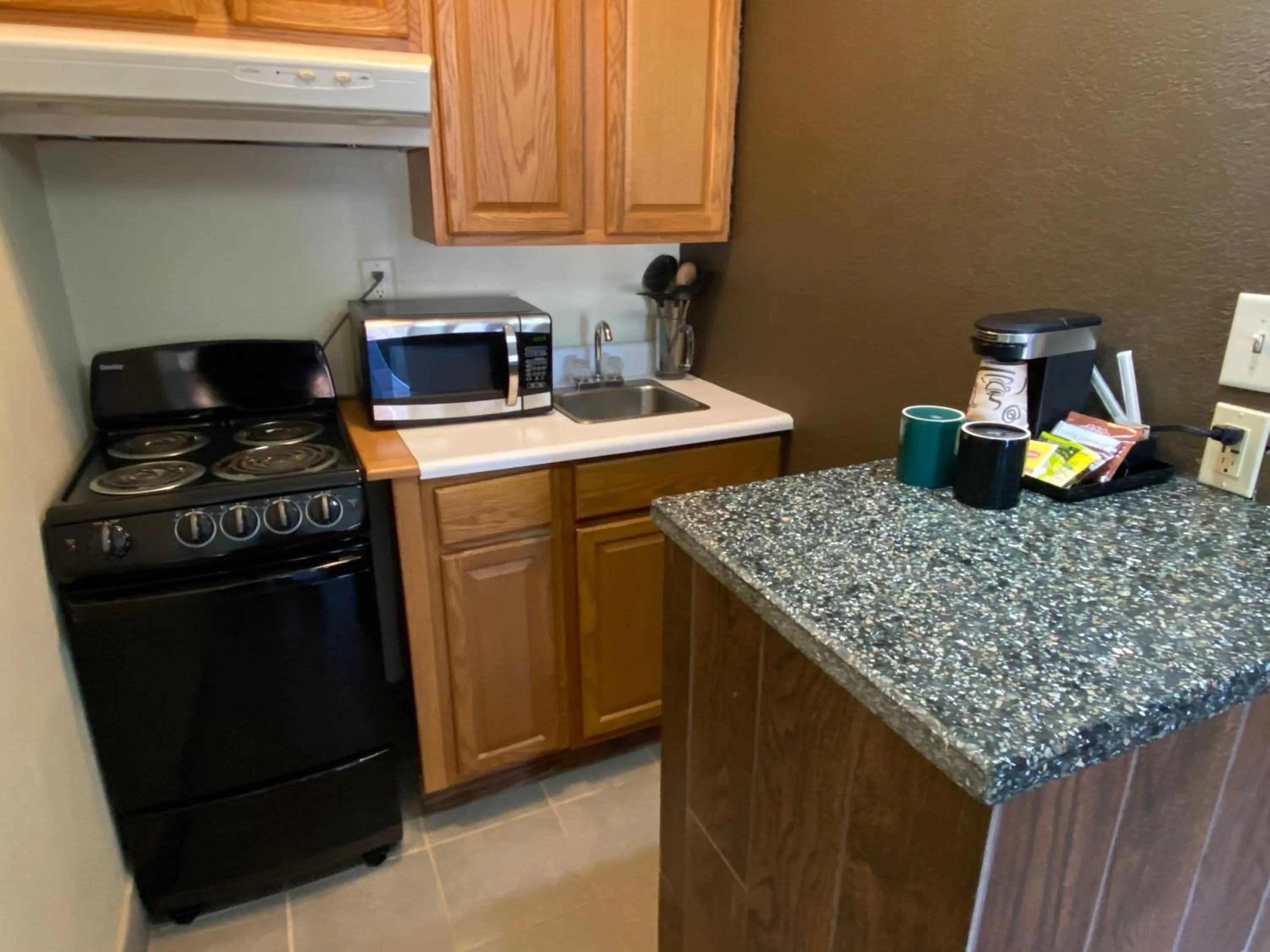 Kitchen or kitchenette in Cascades Inn