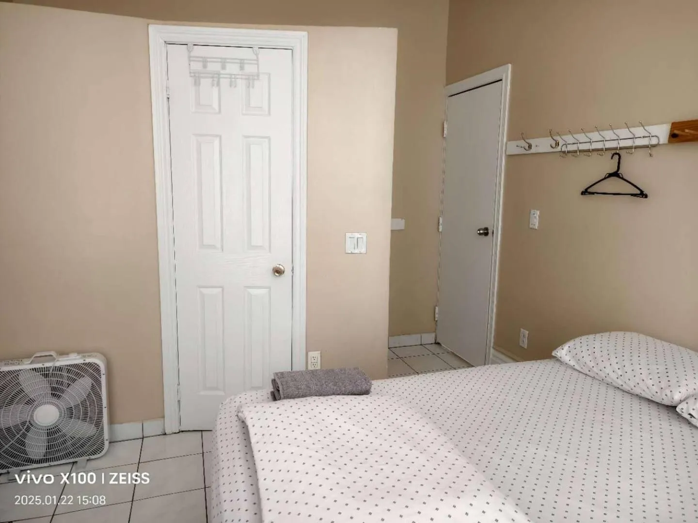 Bed in Toronto Travellers Home