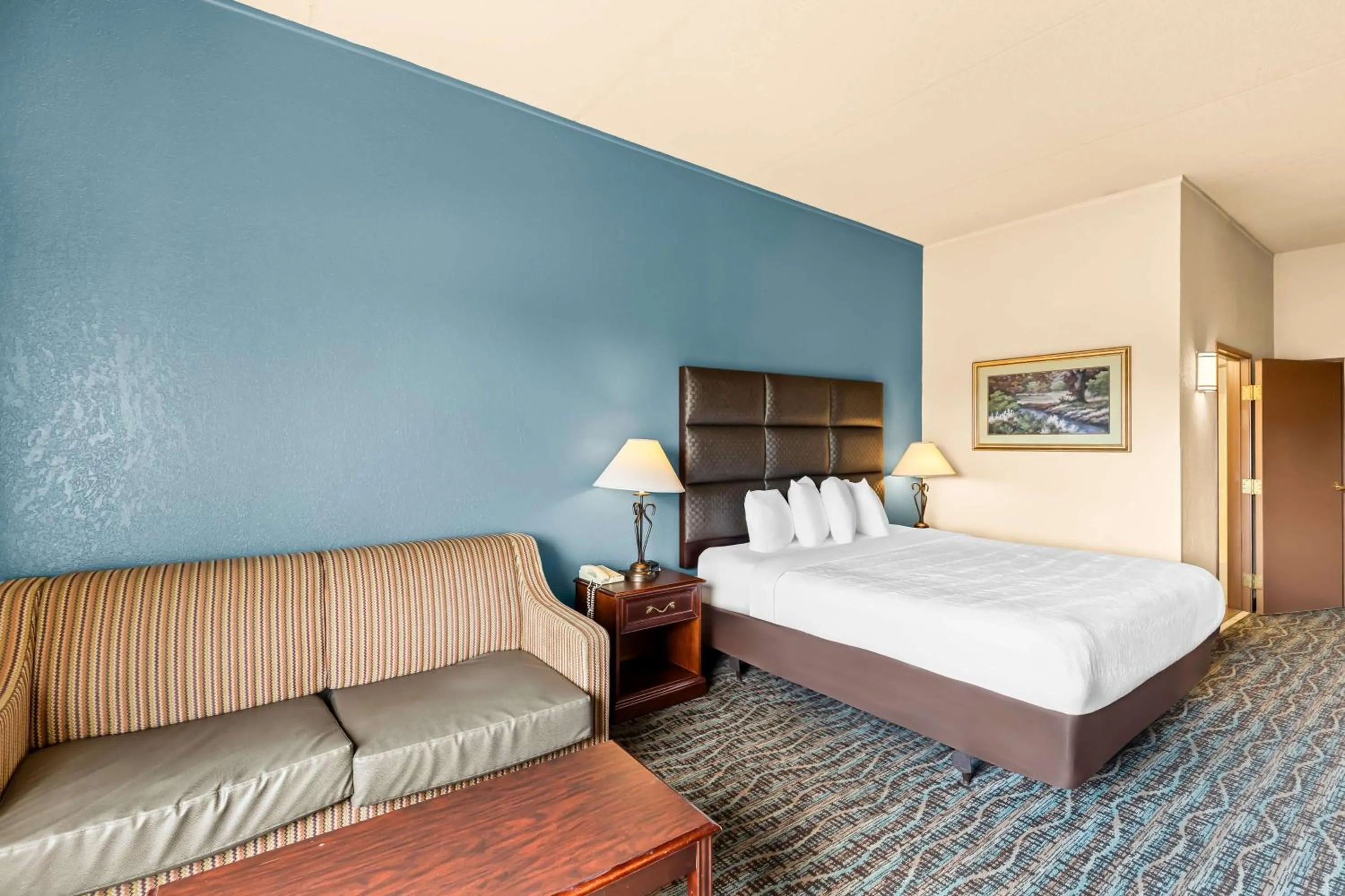 Photo of the whole room in Best Western Holiday Manor