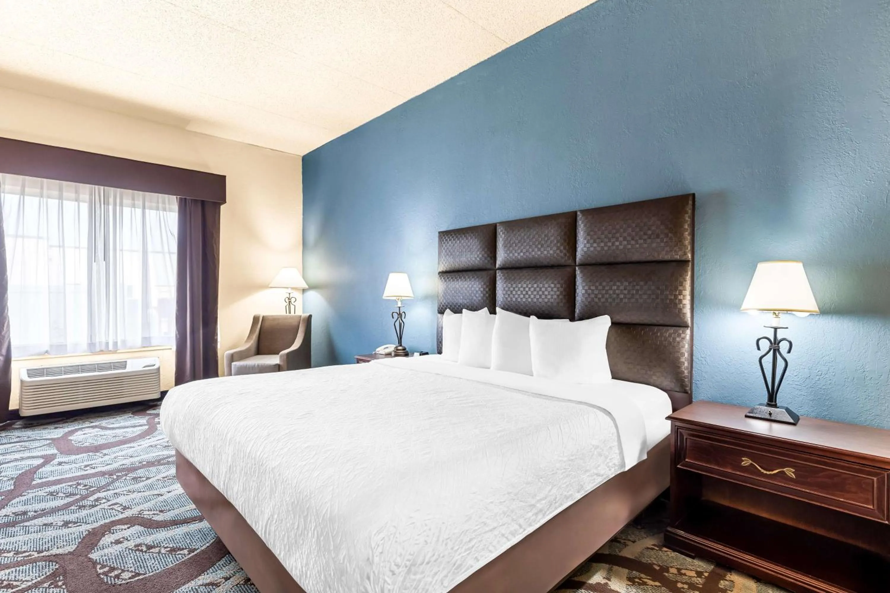 Bedroom in Best Western Holiday Manor