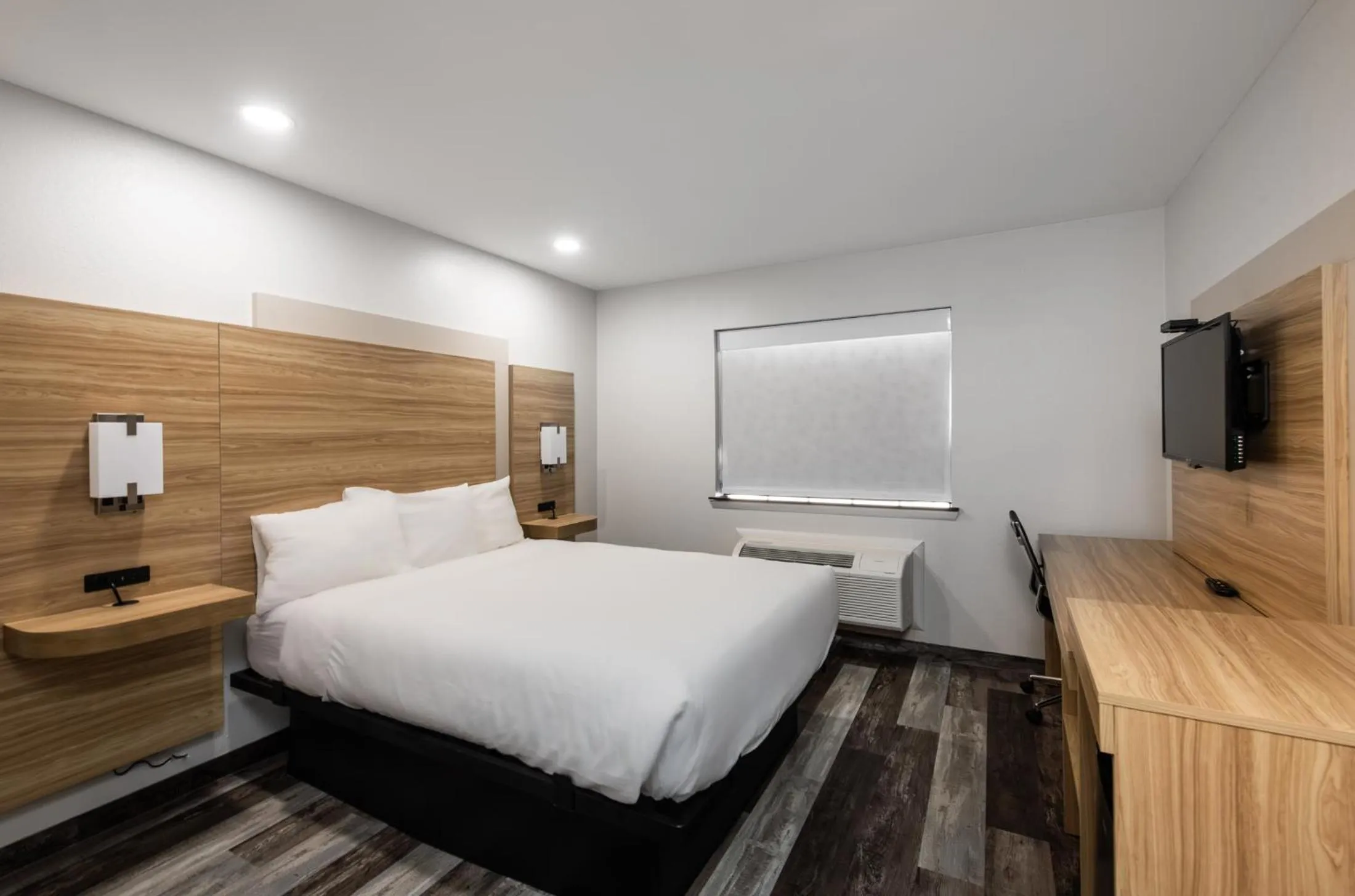 Bed in Country Hearth Inn-Toccoa