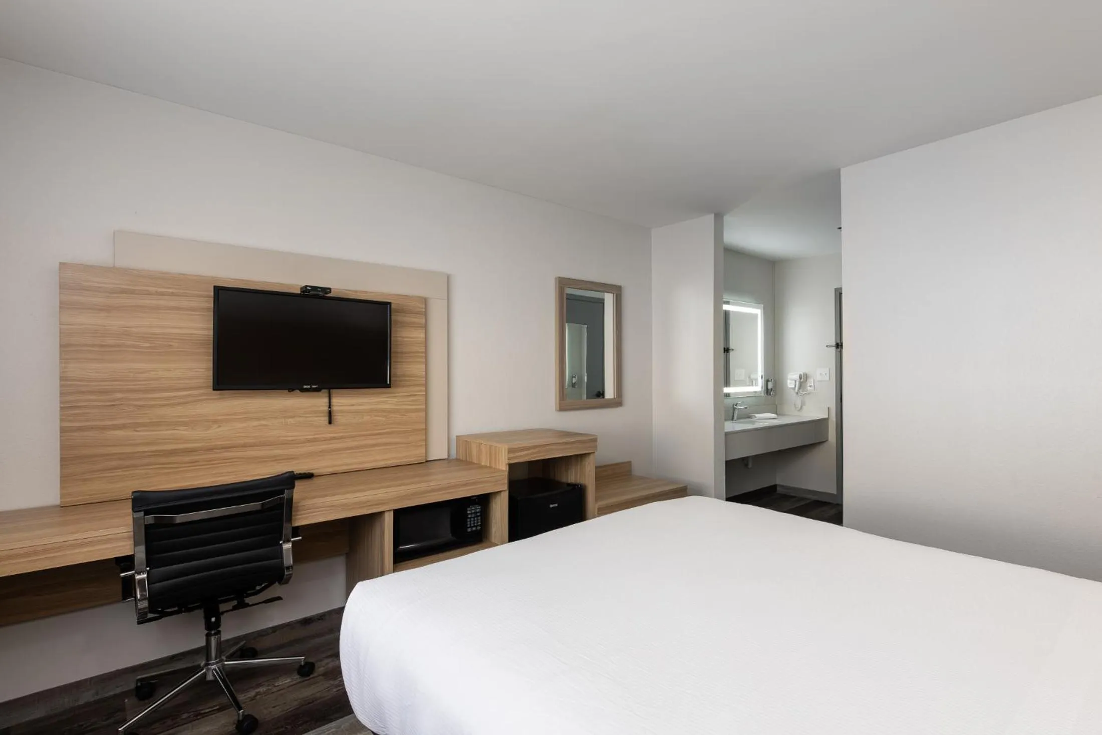 Bed in Country Hearth Inn-Toccoa