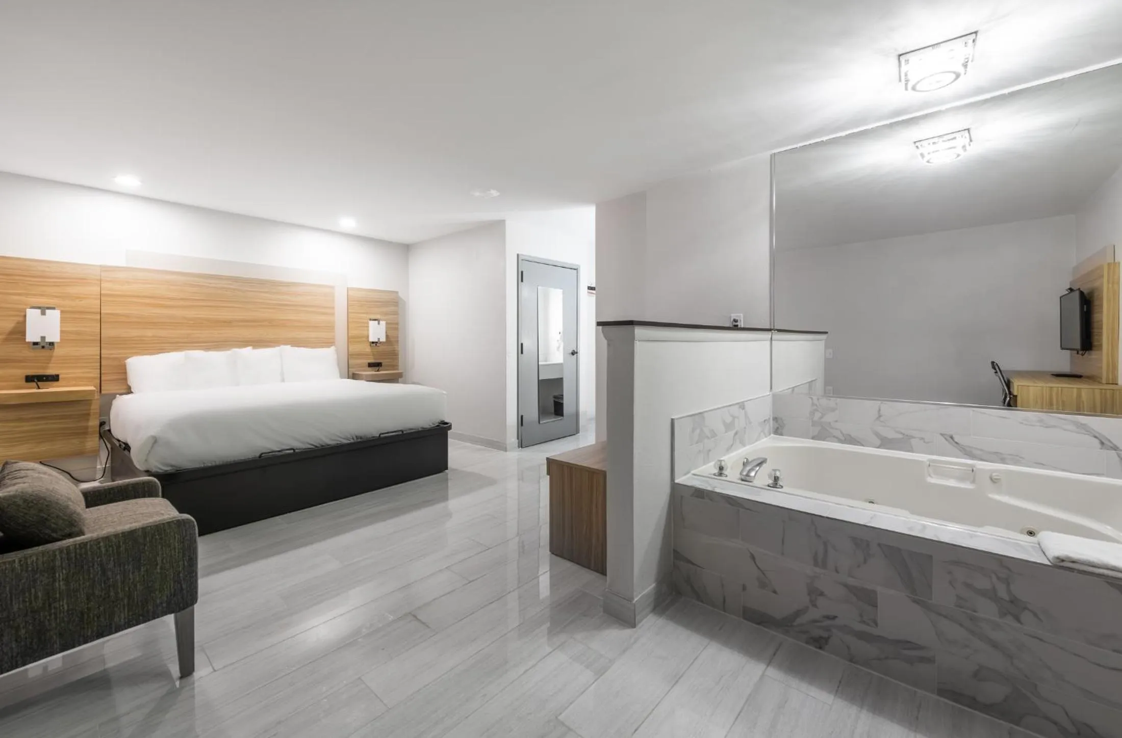 Bed in Country Hearth Inn-Toccoa