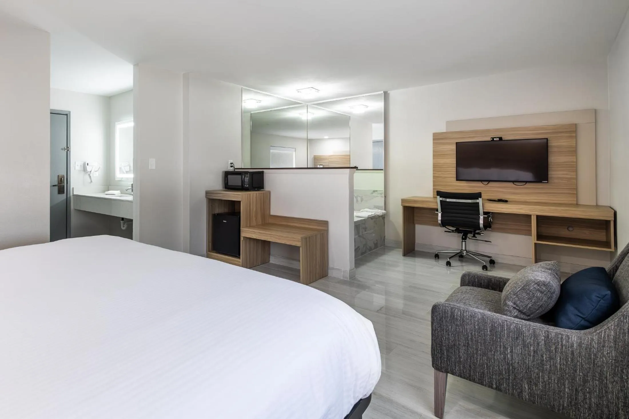 Bed in Country Hearth Inn-Toccoa