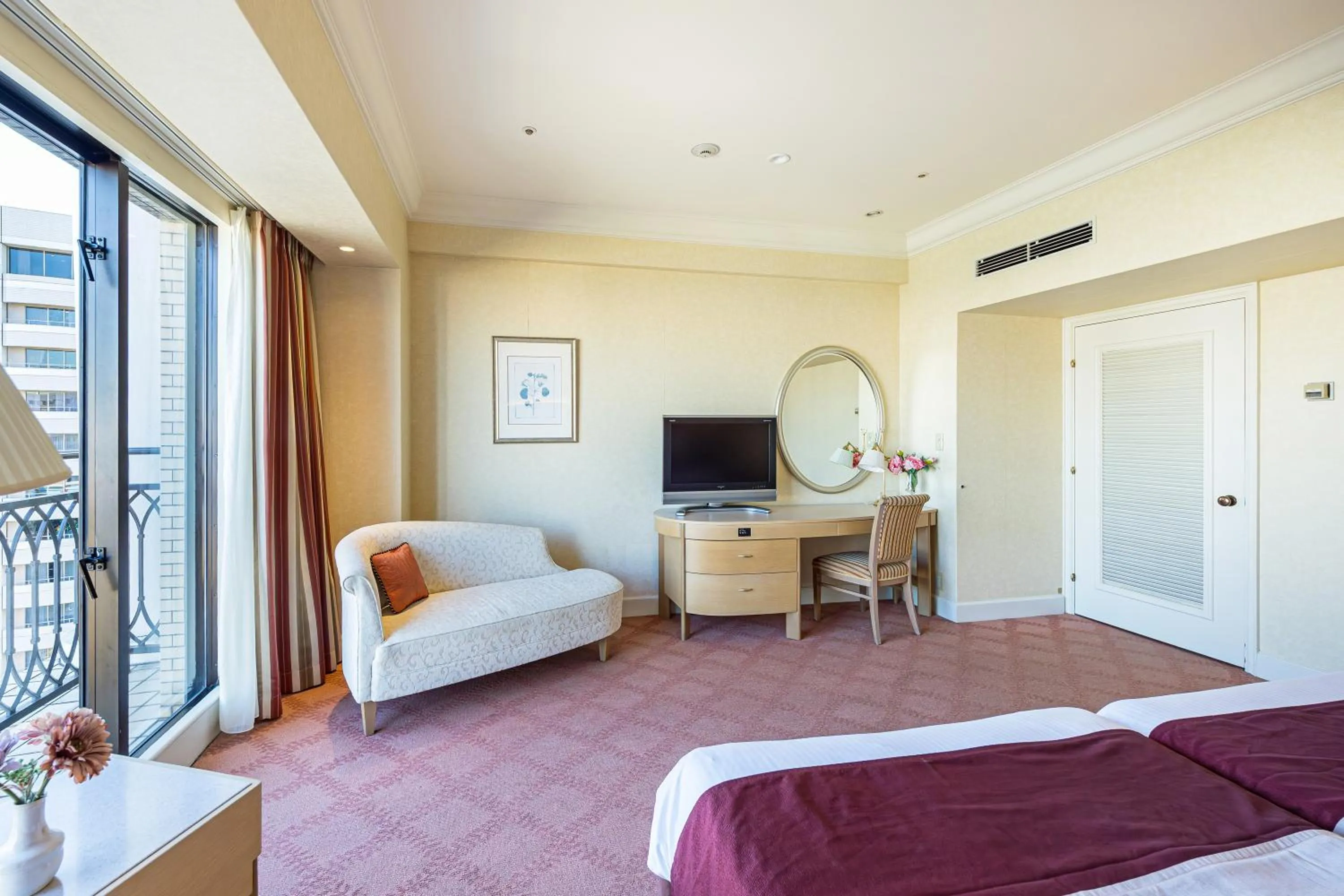 Photo of the whole room, Bed in Hotel Okura Tokyo Bay