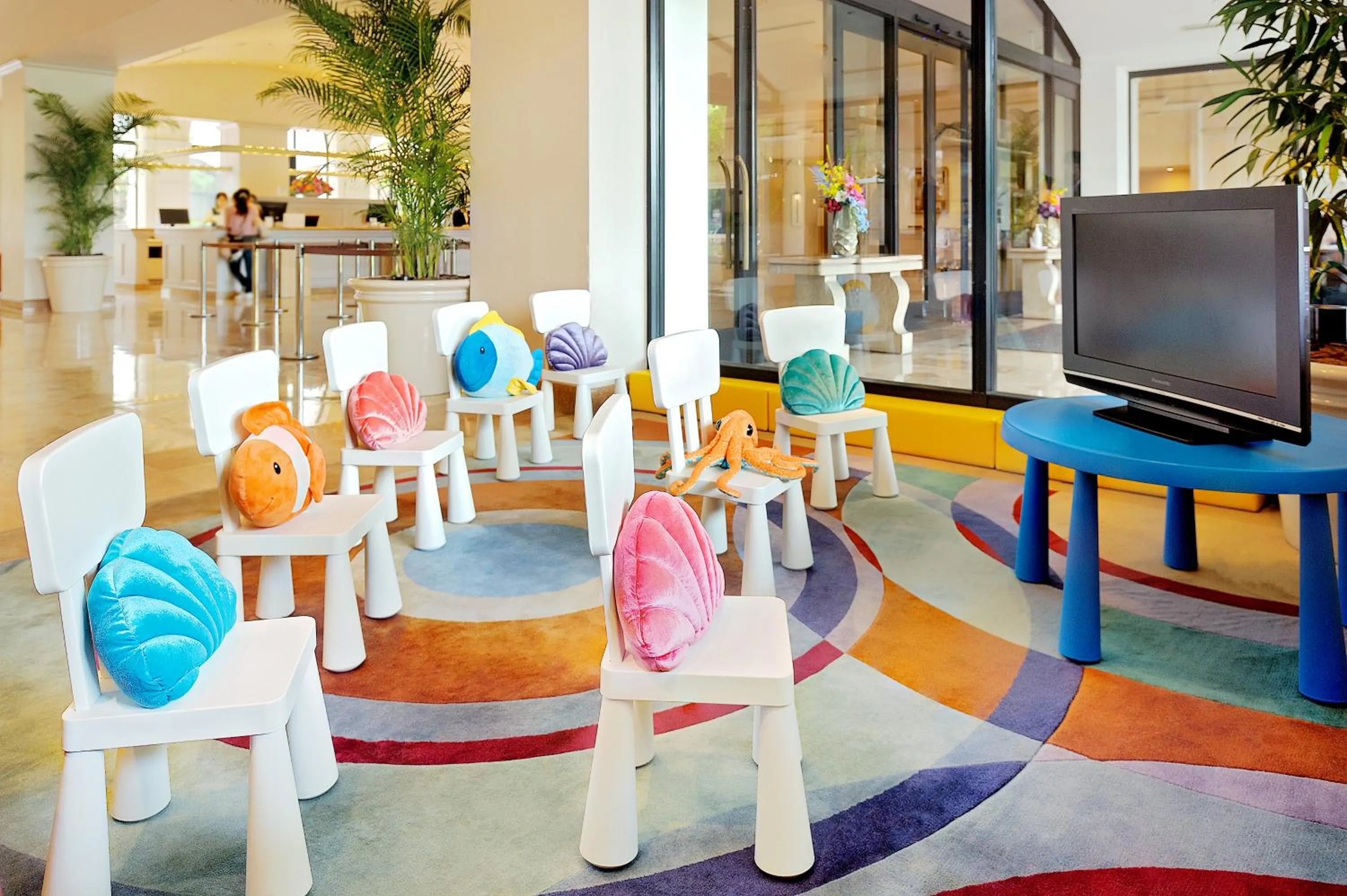 Communal lounge/ TV room in Hotel Okura Tokyo Bay