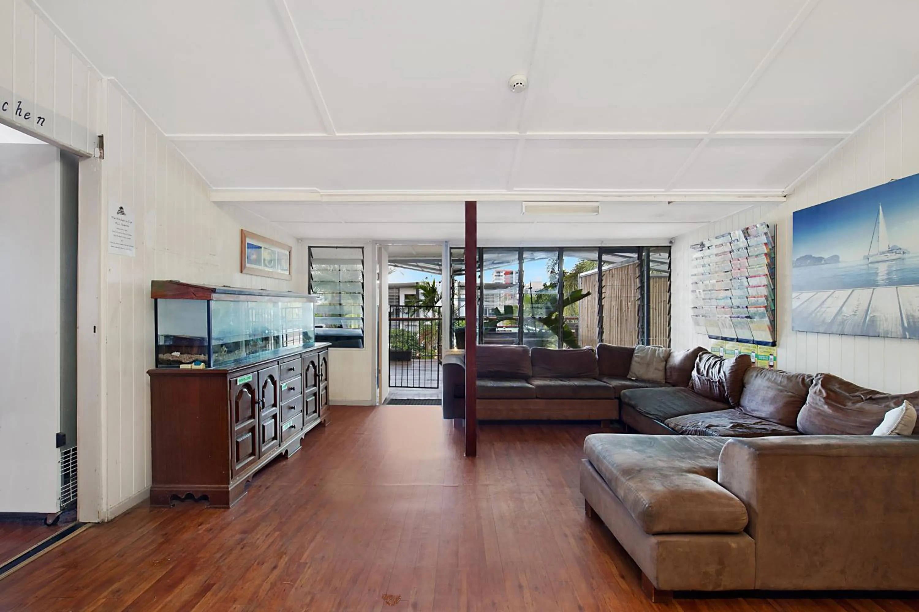 Communal lounge/ TV room in Gladstone Backpackers