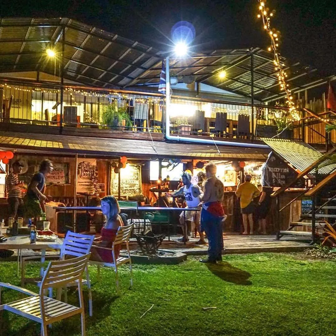 Communal lounge/ TV room in Gladstone Backpackers