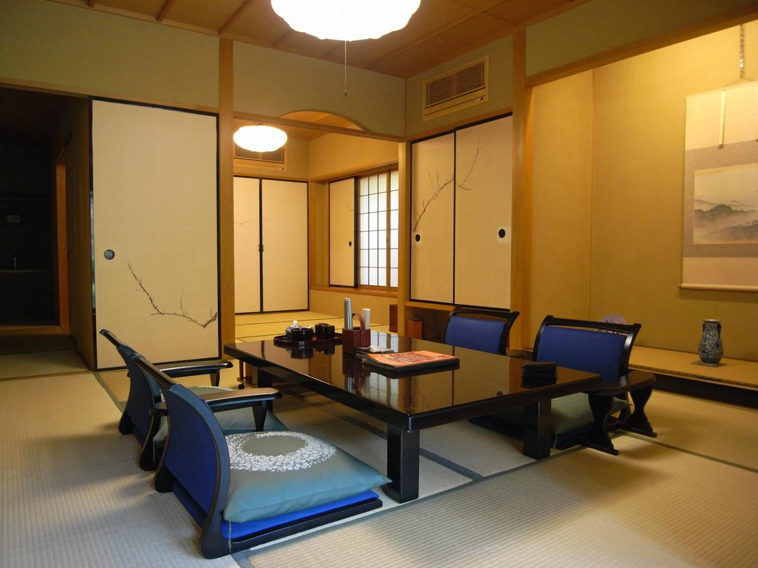 Living room in Kawakamiya Kasuitei