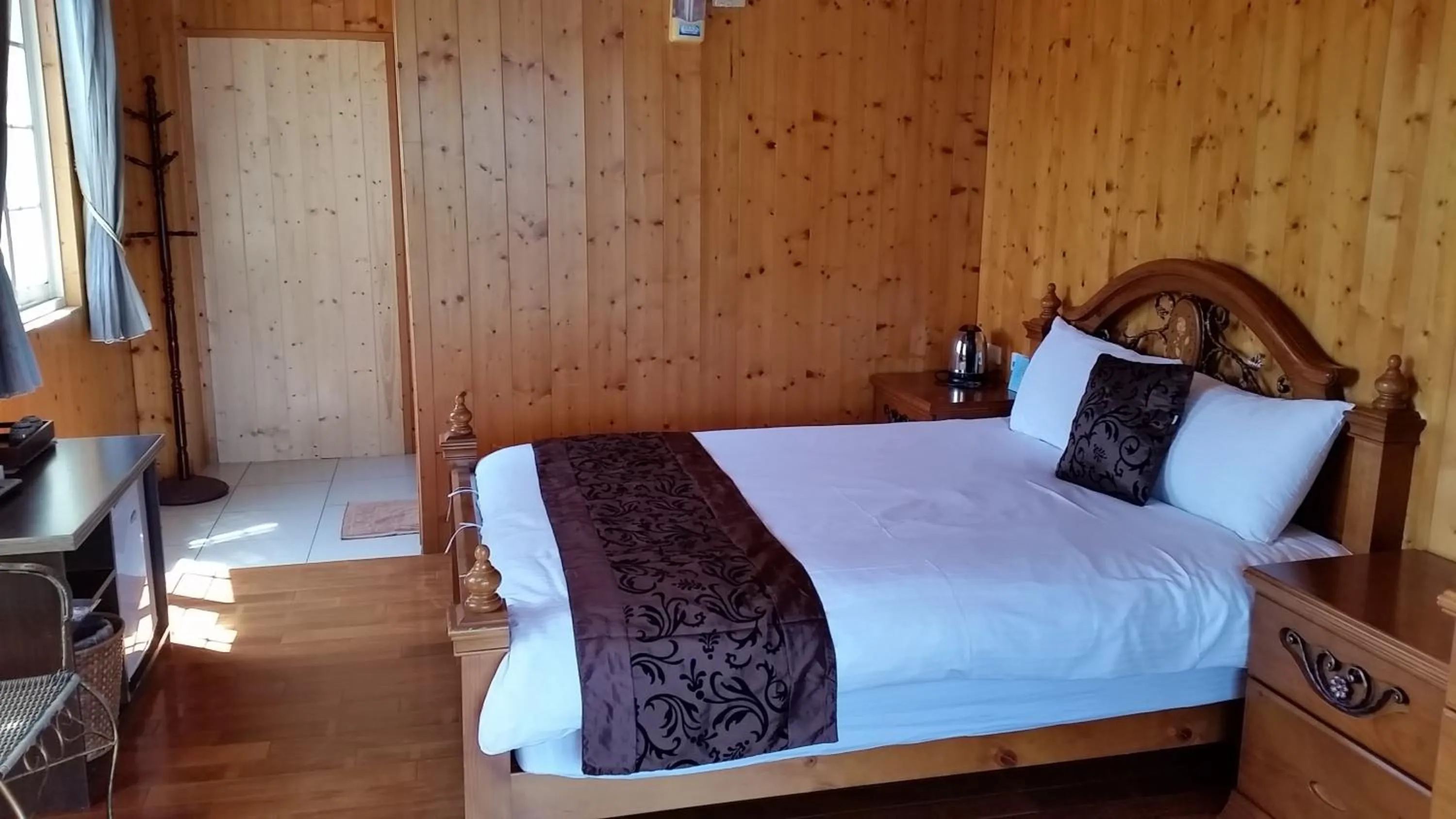 Bed in Qingjing Xiaozhu