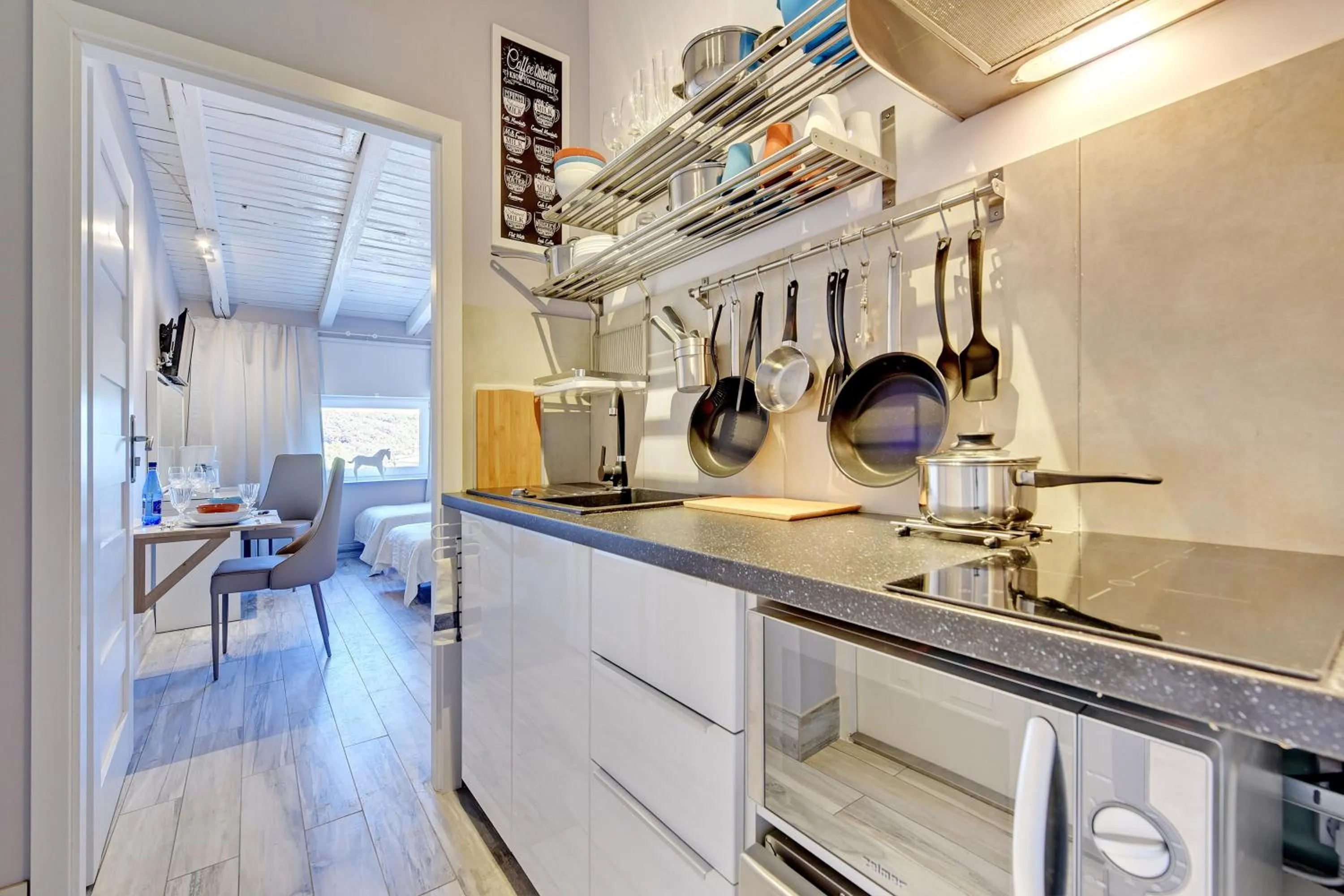 Kitchen or kitchenette in Kamienica Gdynia hotelowe komfortowe łóżka, plaża Orłowo molo