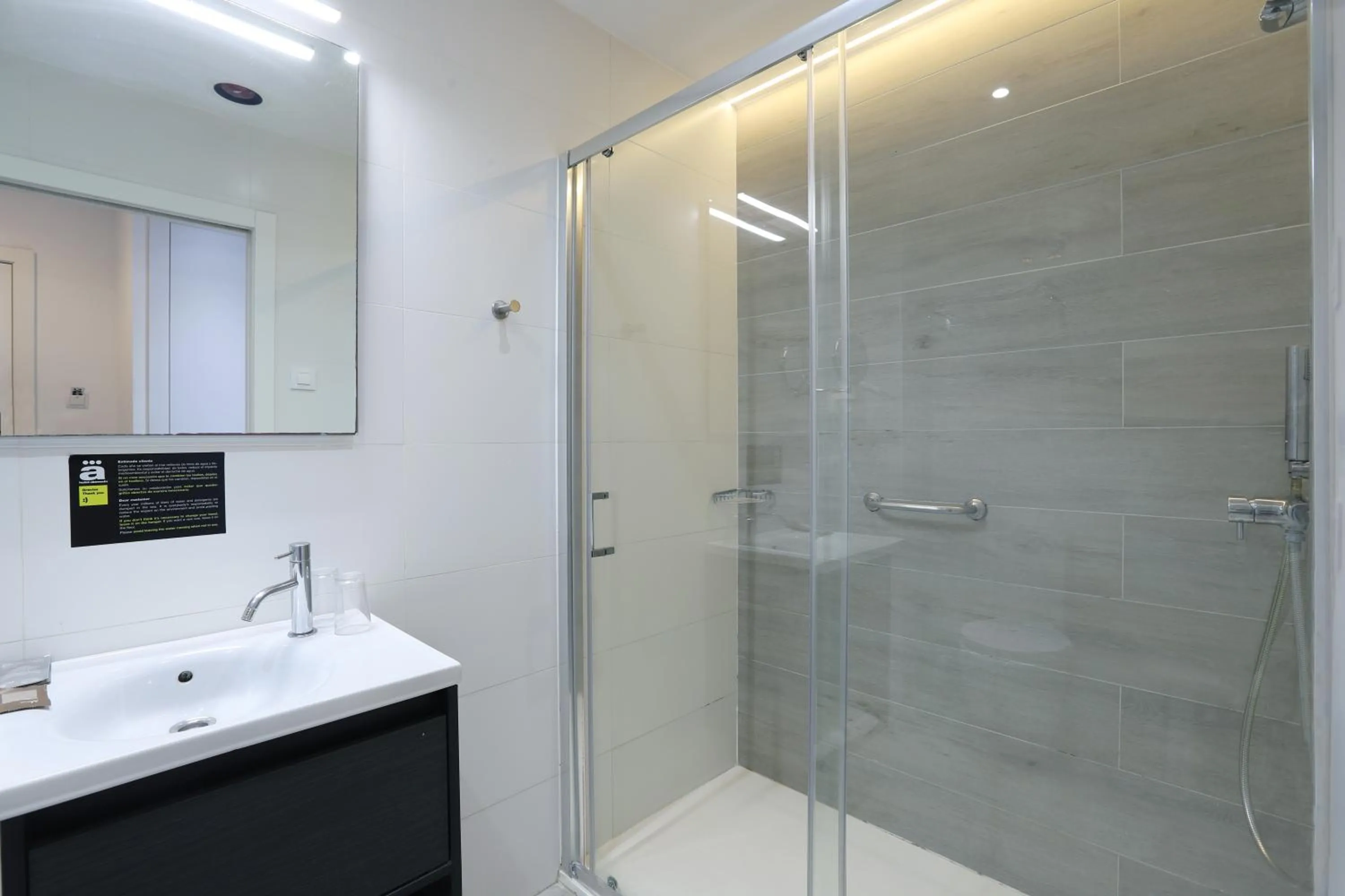 Shower in Hotel Alameda