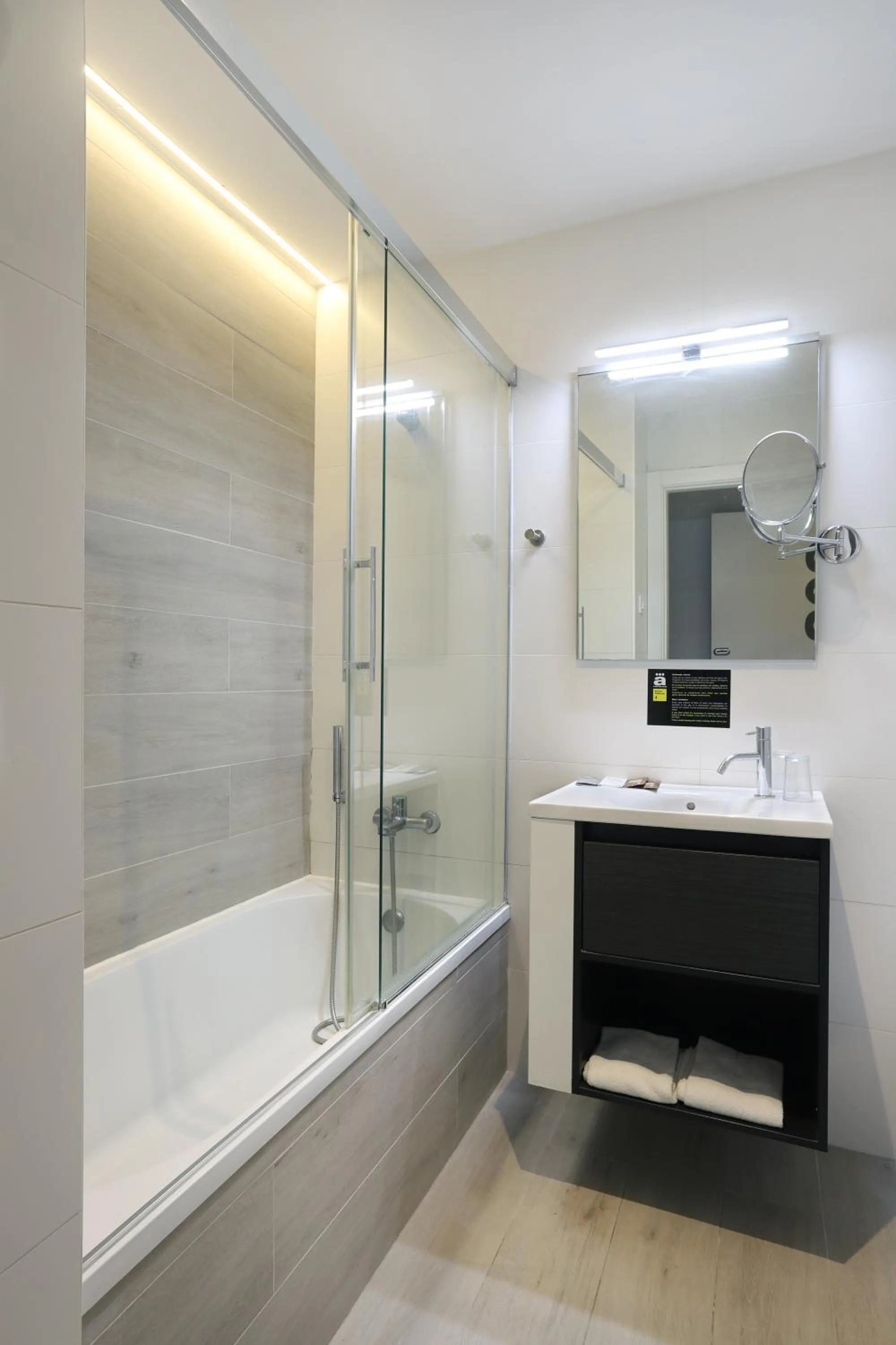 Bath in Hotel Alameda