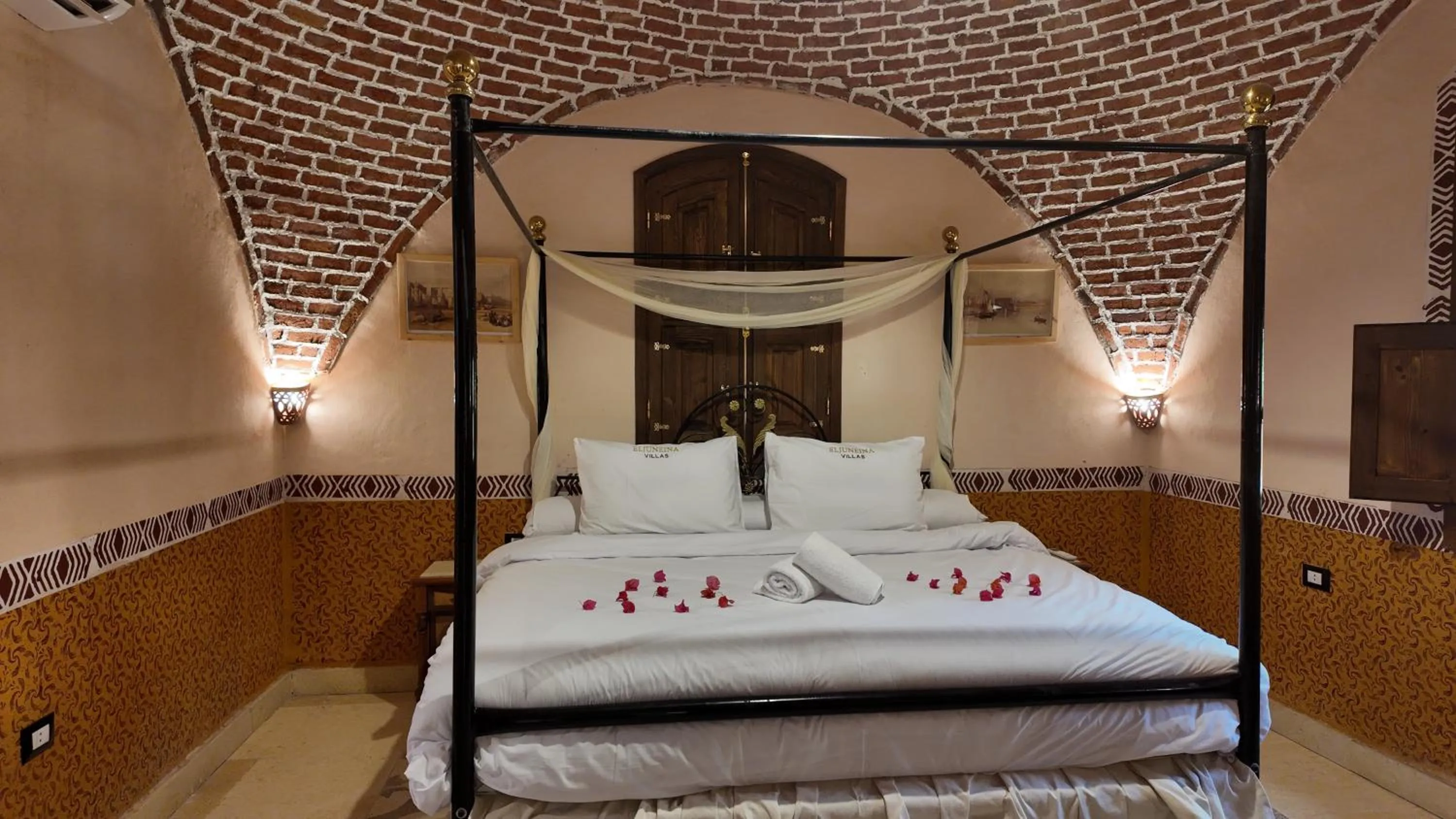 Photo of the whole room, Bed in El Juneina Villas