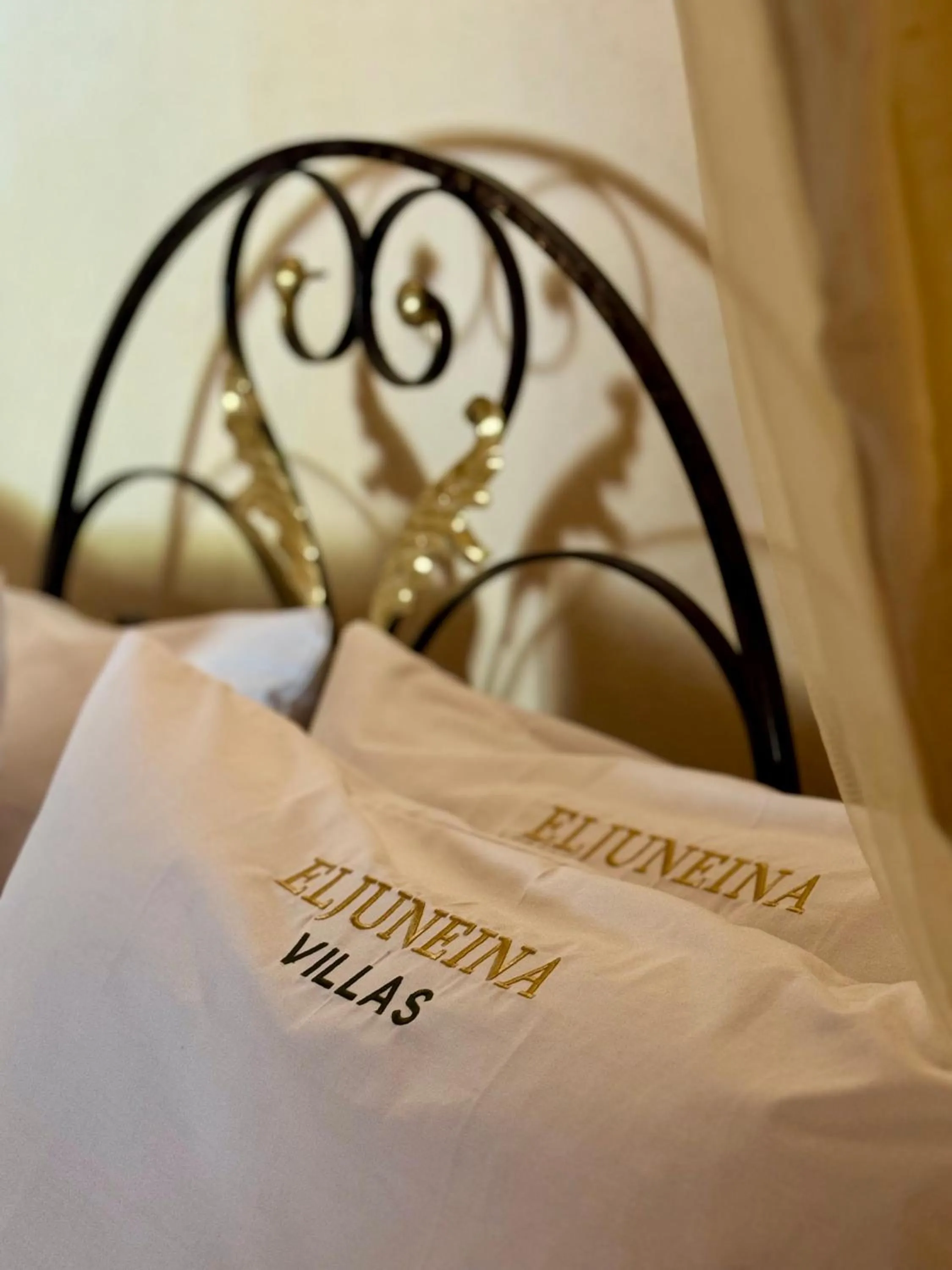 Property building, Bed in El Juneina Villas