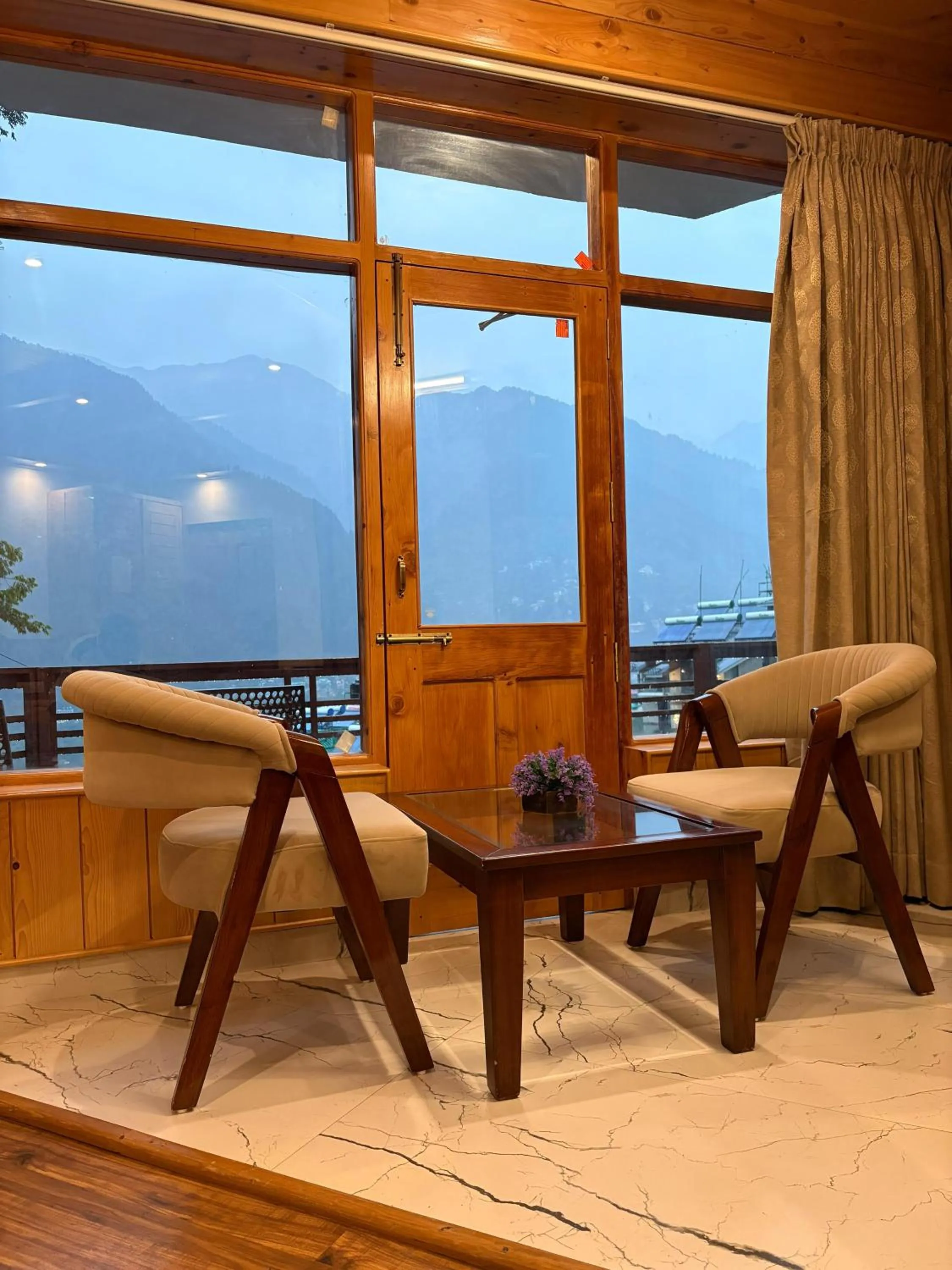 Mountain view in Hotel SNAS Retreat Manali