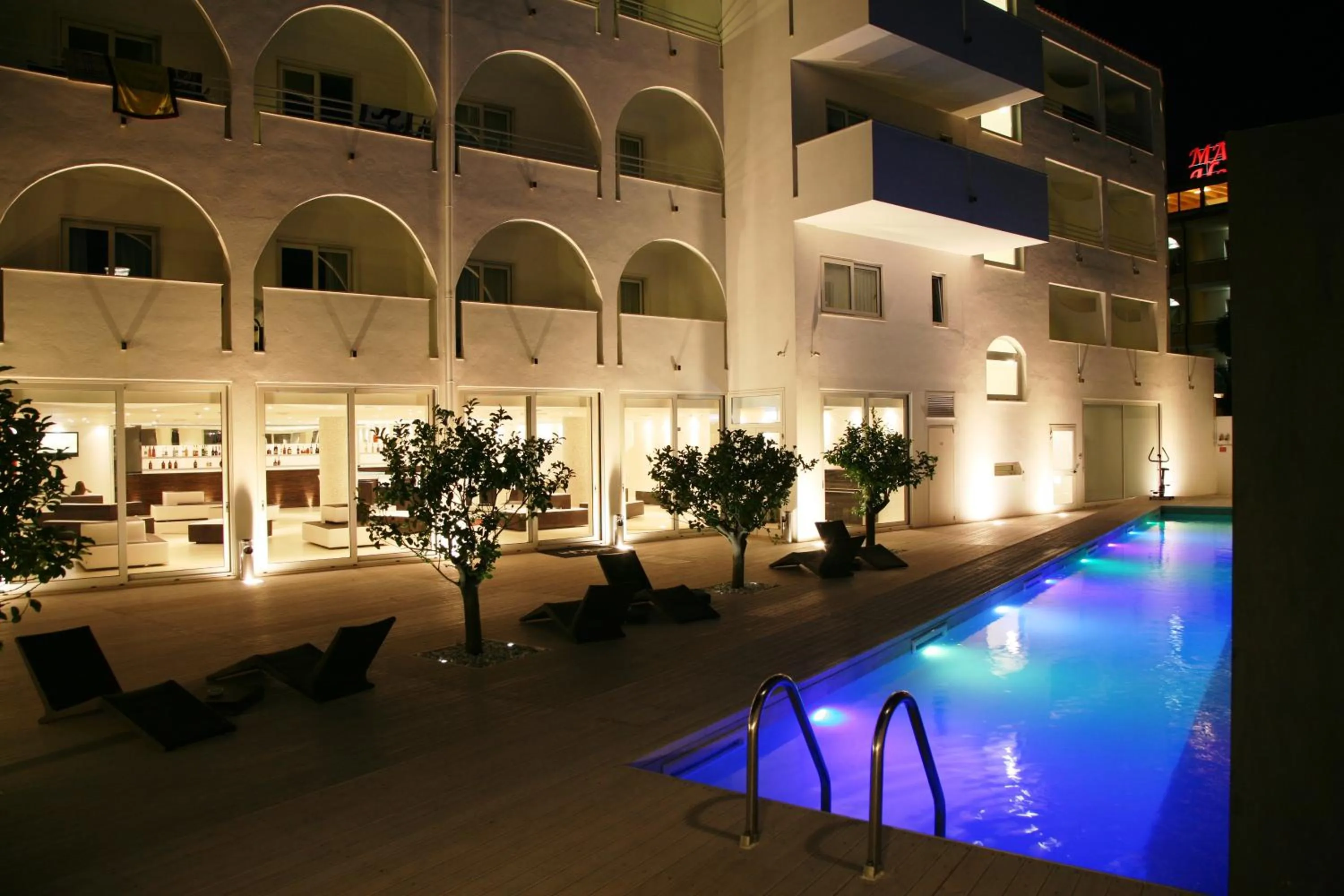 Hot Tub in White Hotel