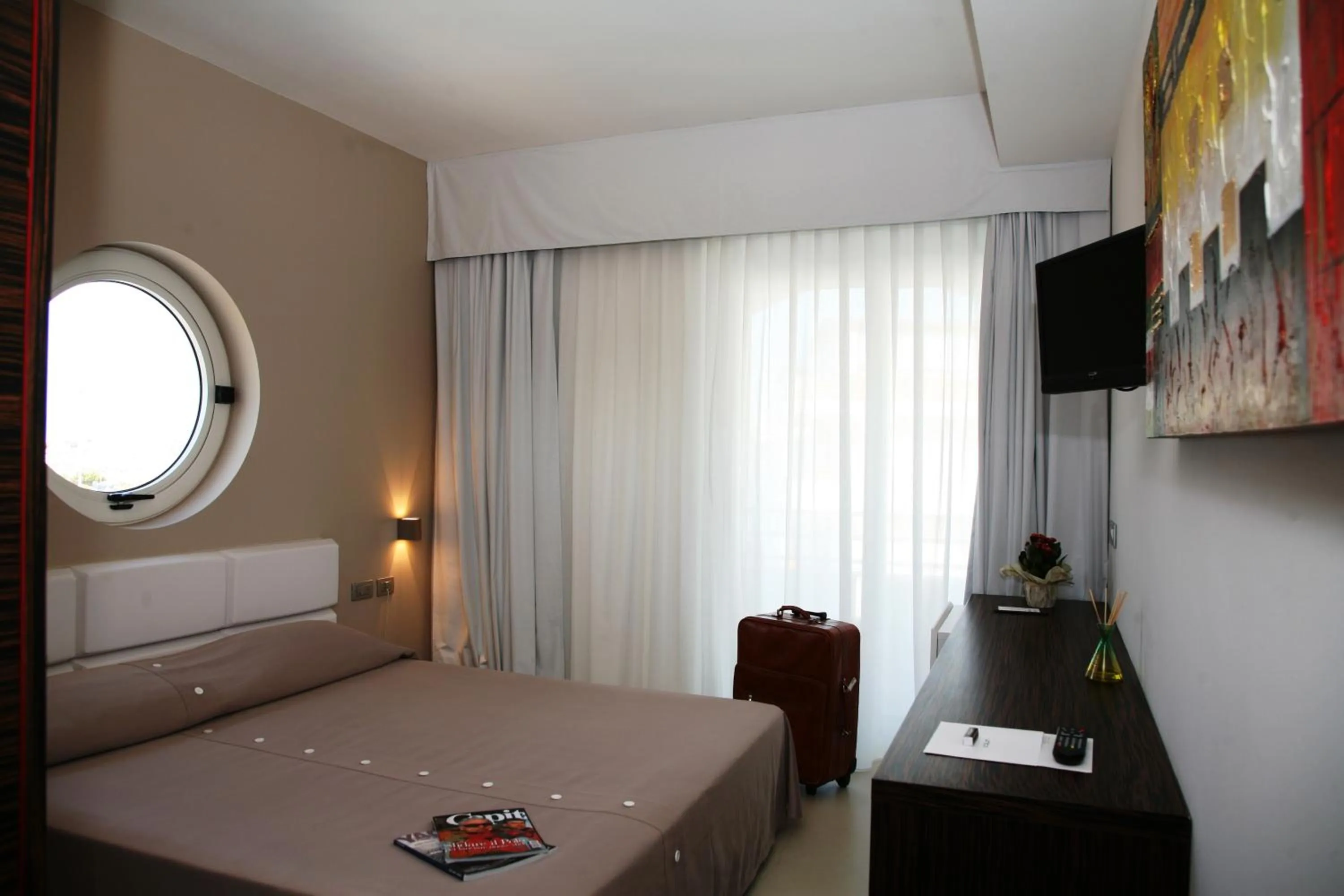 Day, Bed in White Hotel