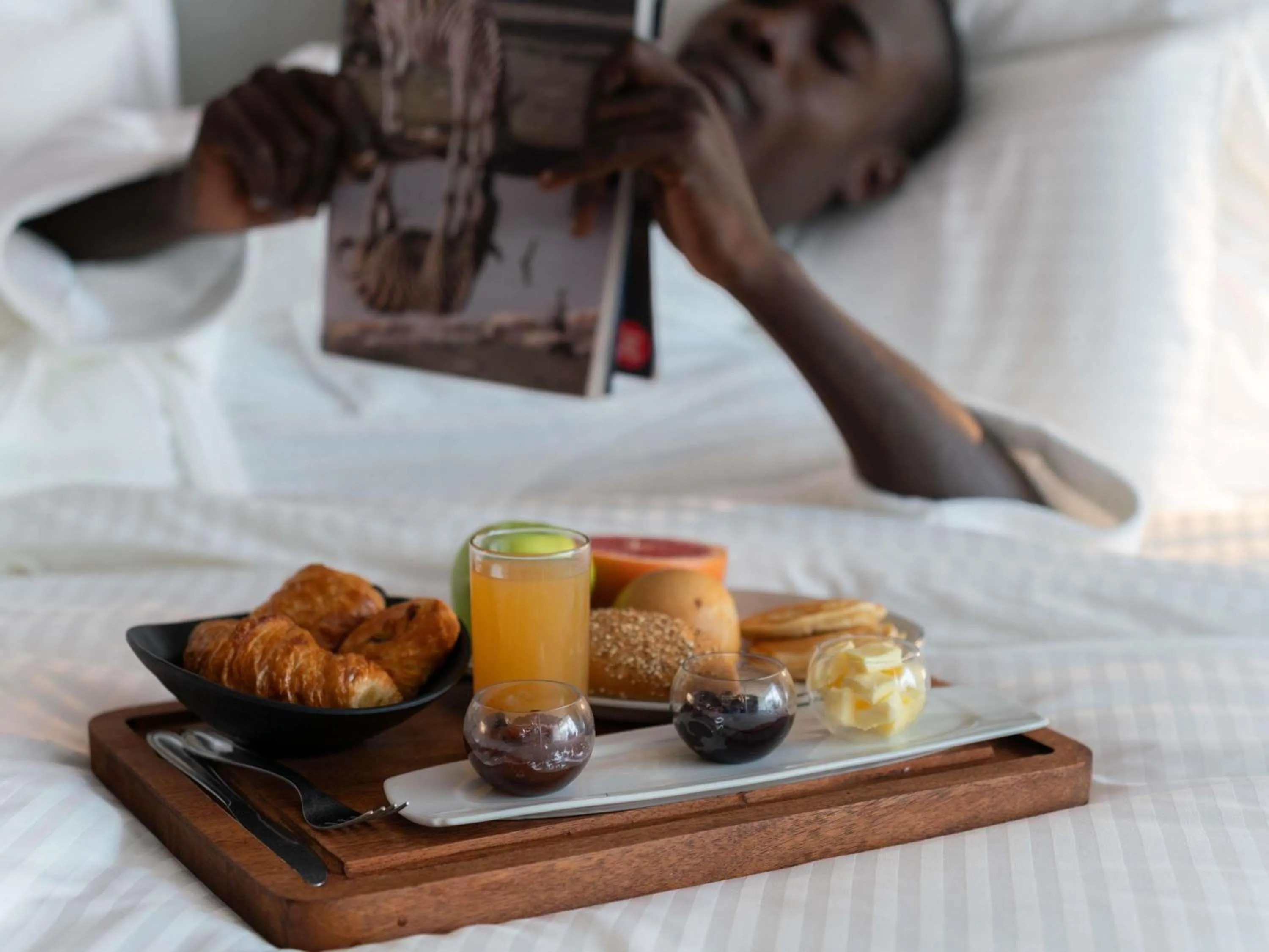 Bedroom, Bed in Pullman Kinshasa Grand Hotel