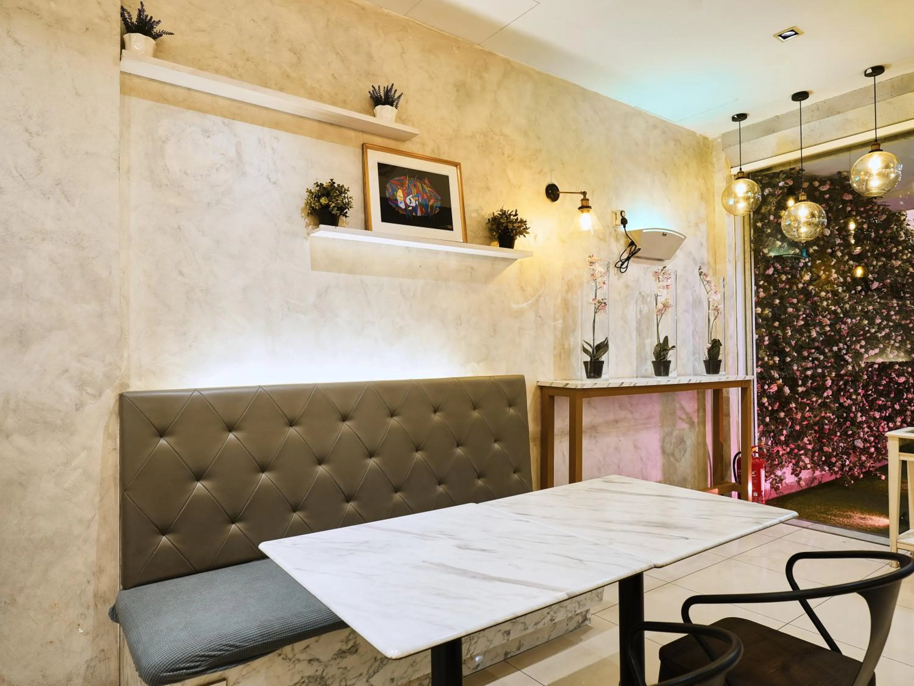 Restaurant/places to eat in Eco Roomy Hotel