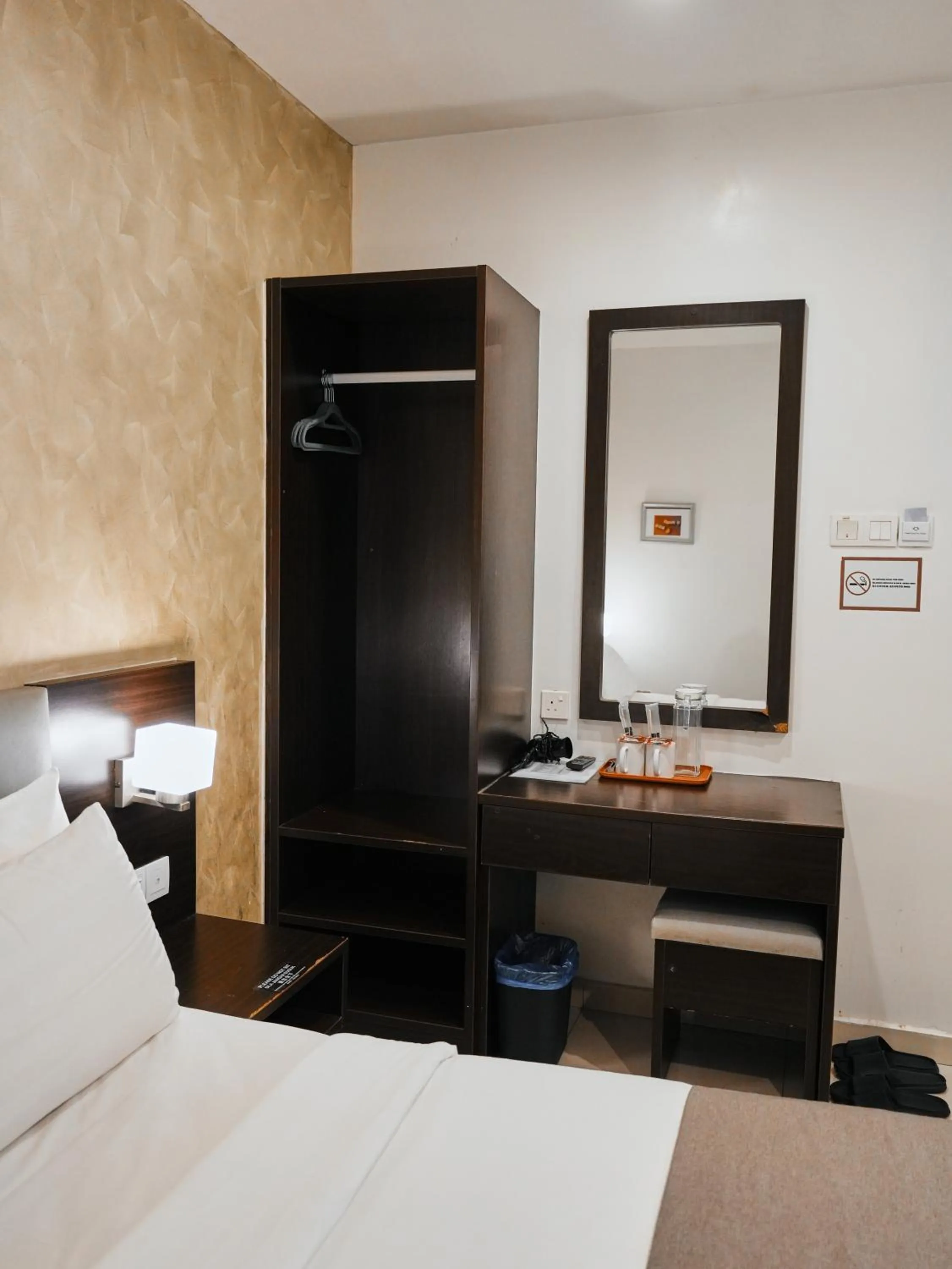 hair dresser, Bed in Eco Roomy Hotel