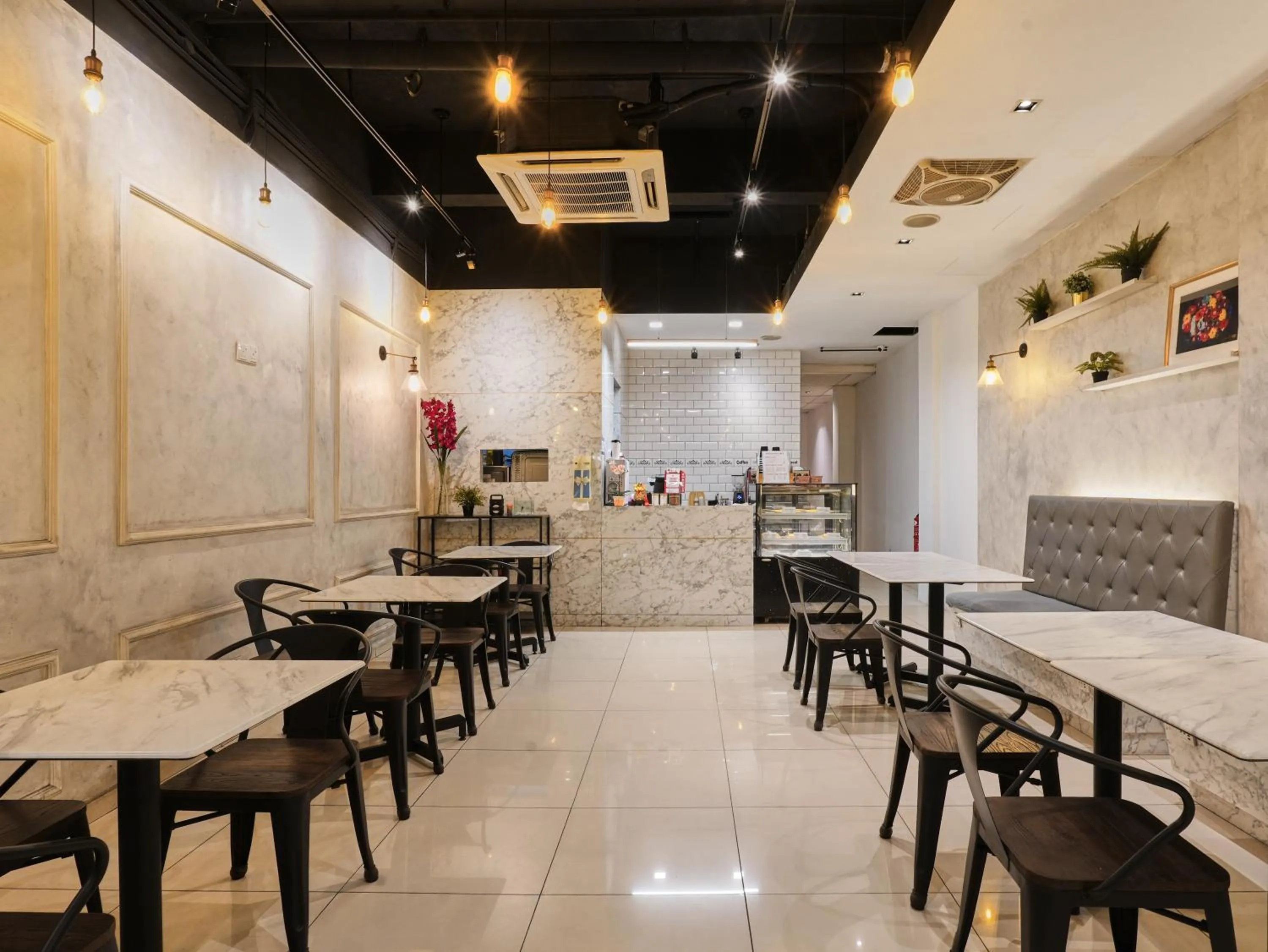 Restaurant/places to eat in Eco Roomy Hotel