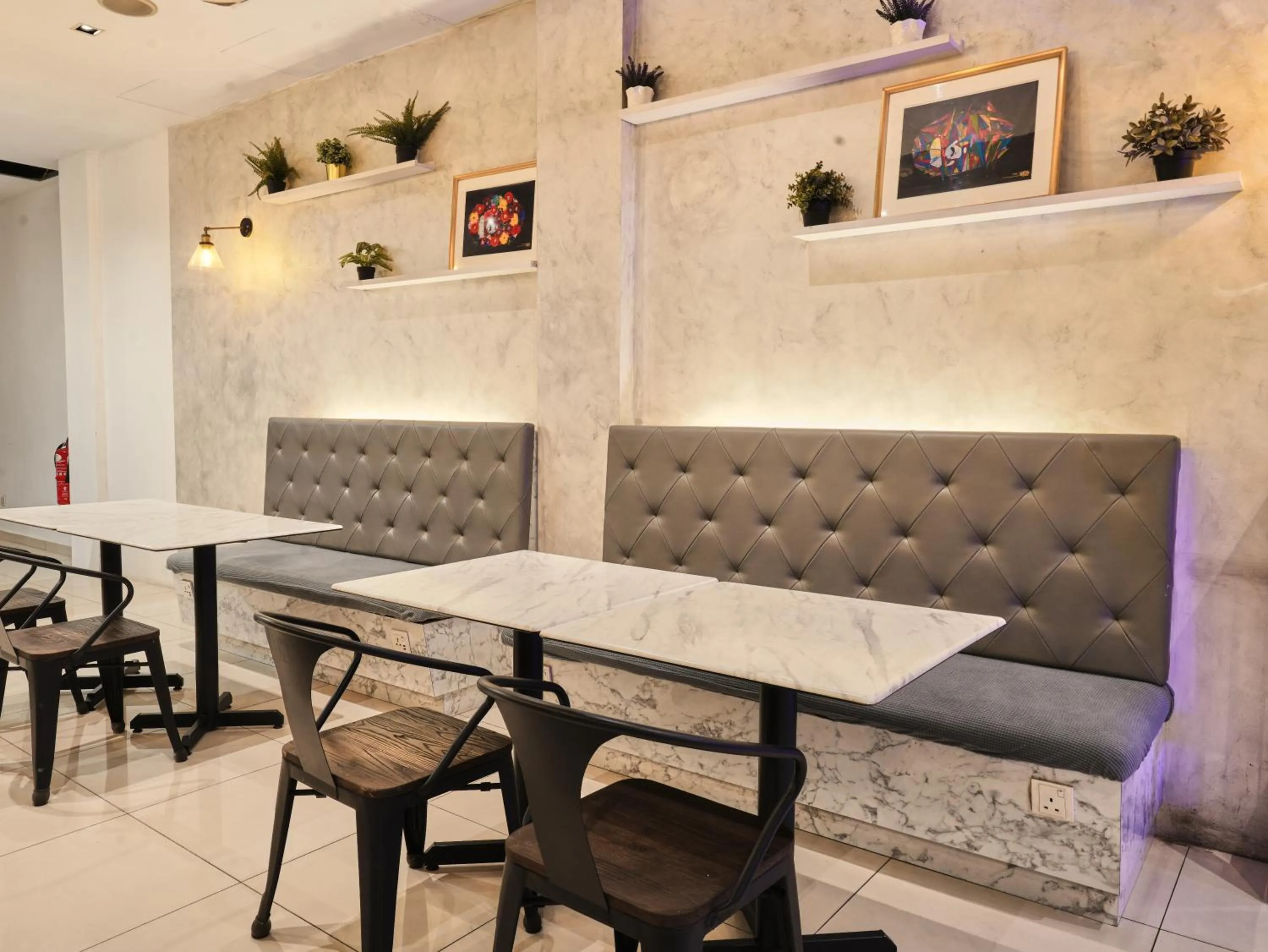 Restaurant/places to eat in Eco Roomy Hotel