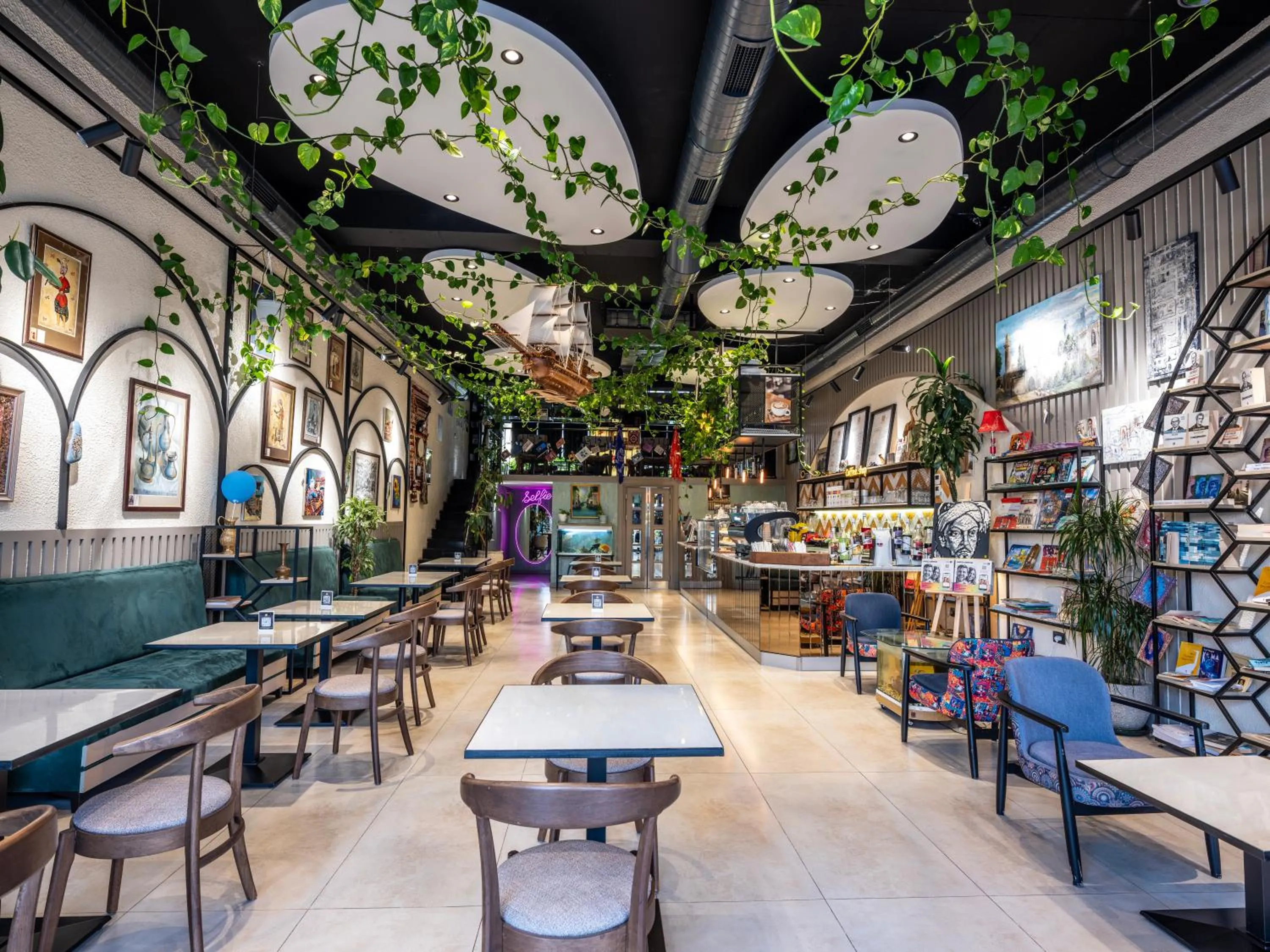 Restaurant/places to eat in Novo Sky Hotel