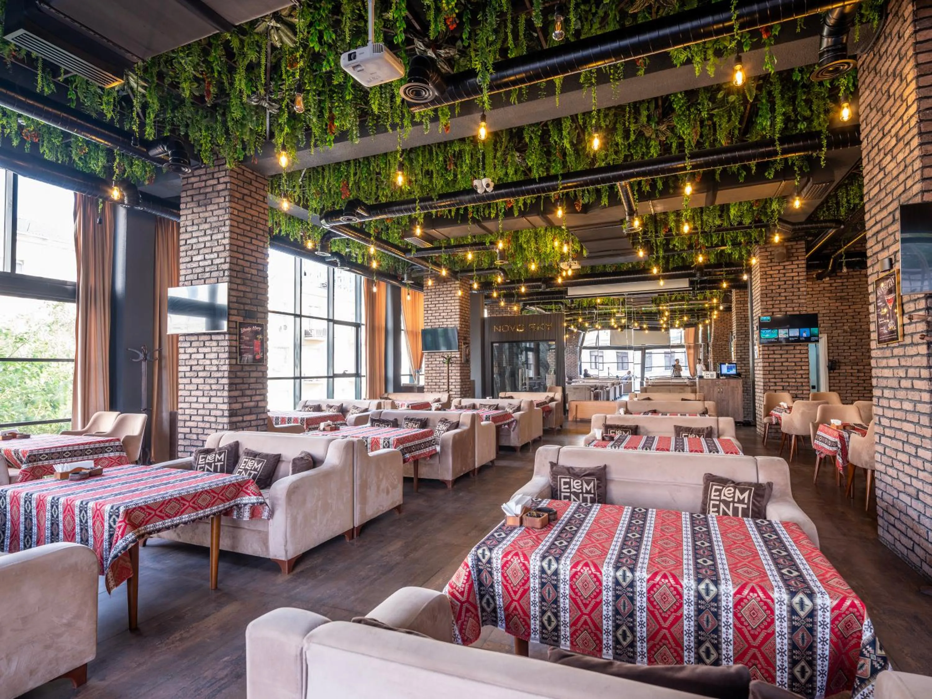 Restaurant/places to eat in Novo Sky Hotel