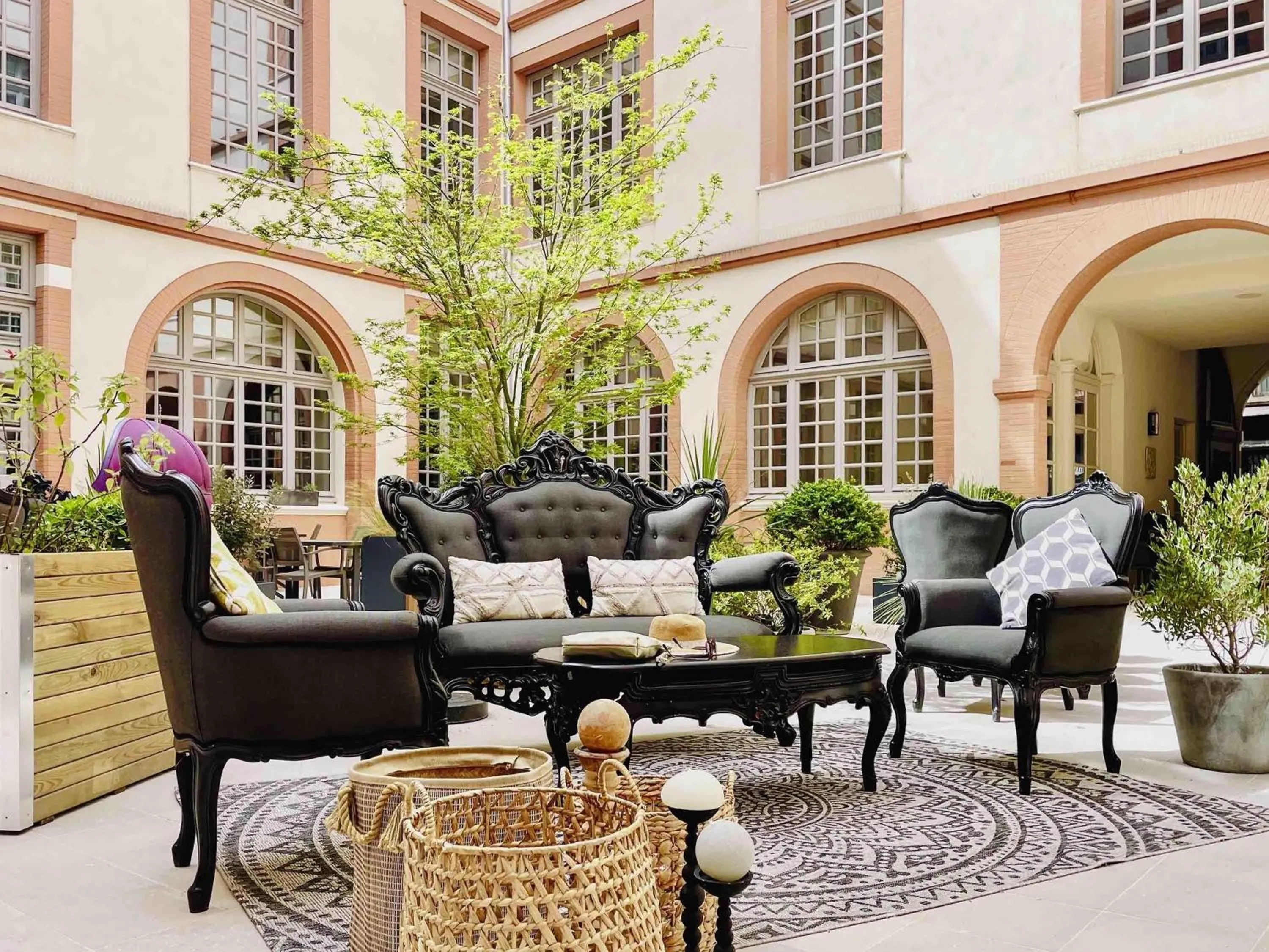 Lounge or bar in La Cour des Consuls Hotel & Spa Toulouse - MGallery Collection