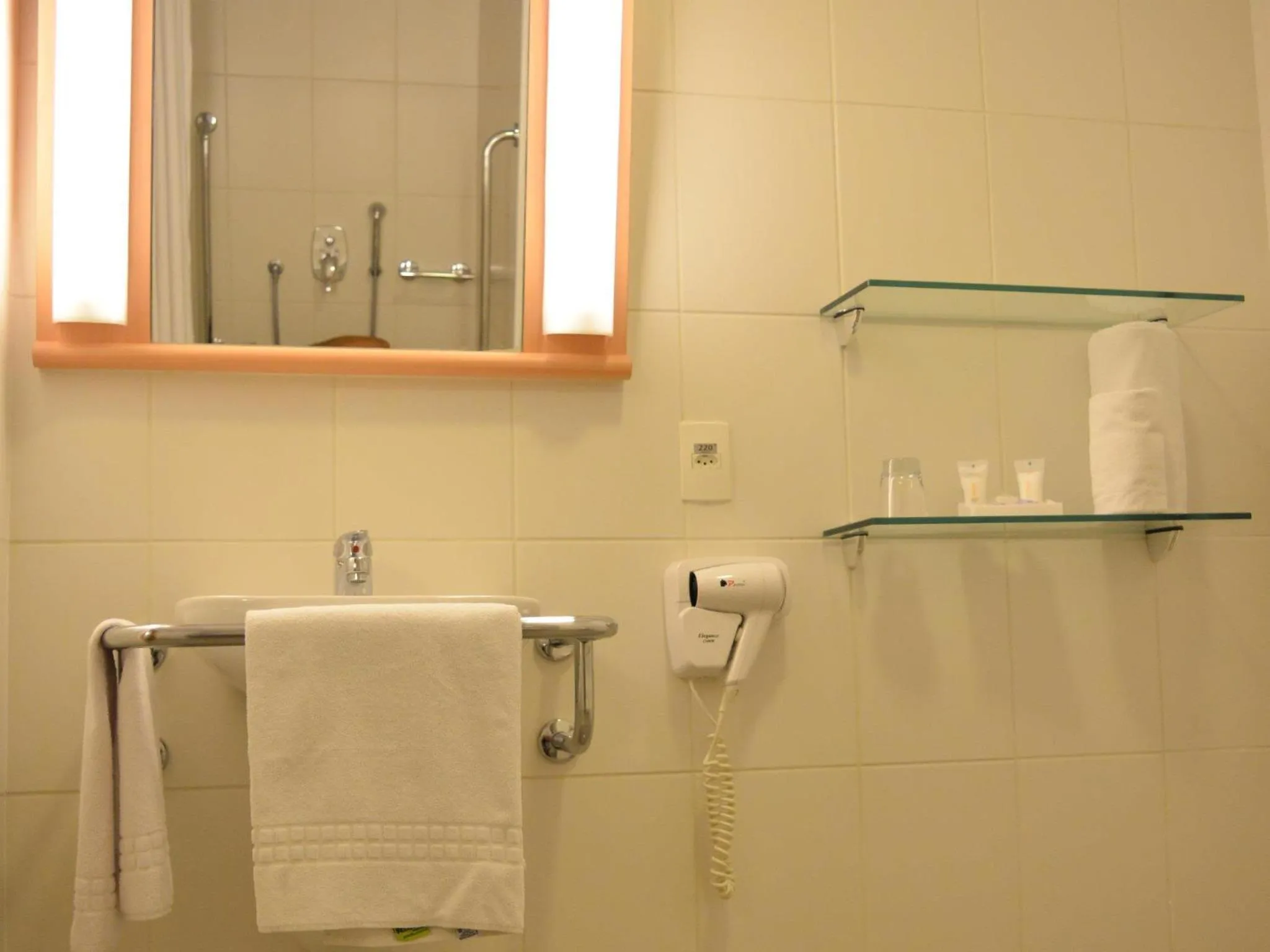 Bathroom in Regency Barra Hotel