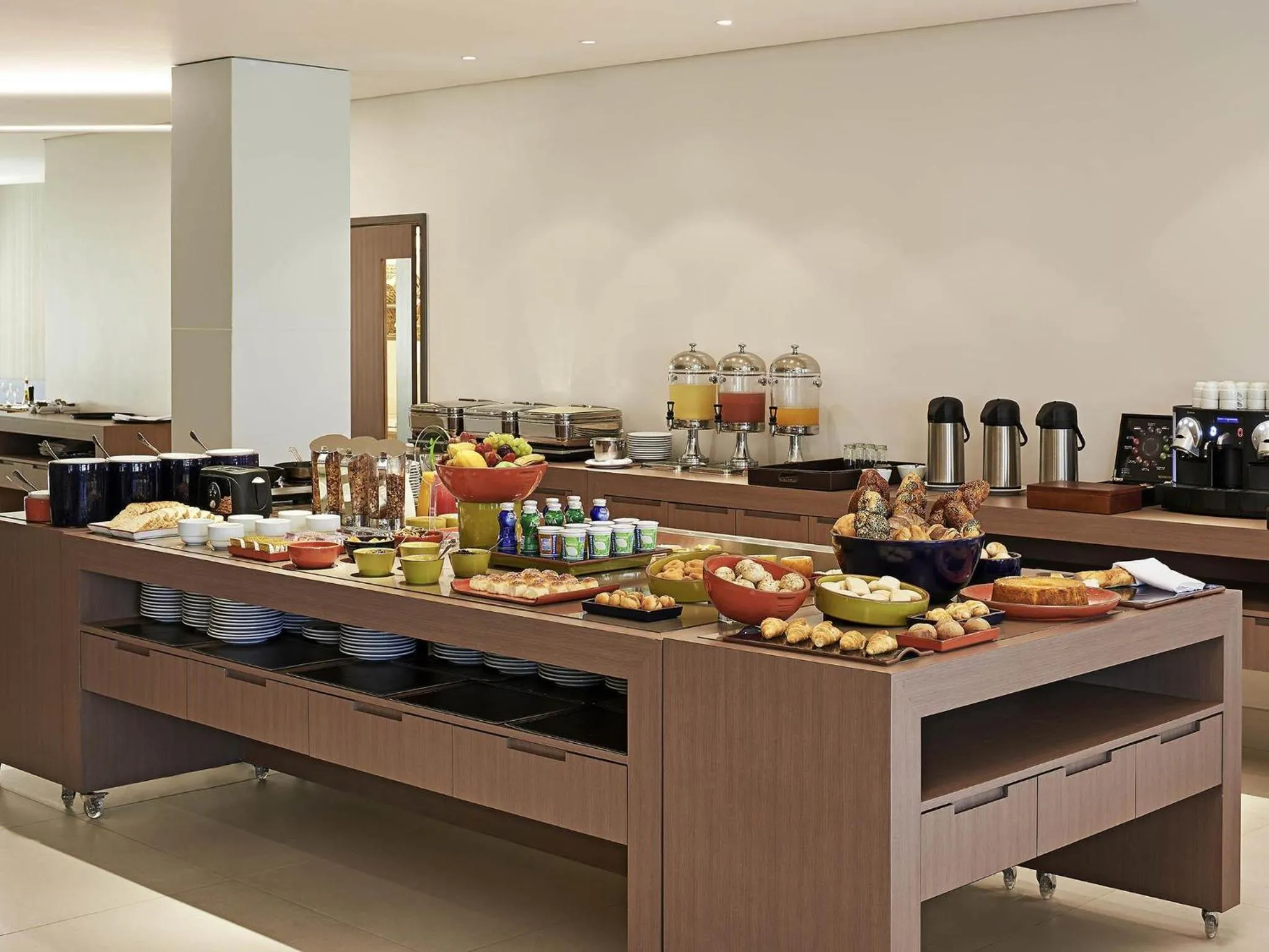 Restaurant/places to eat in Regency Barra Hotel