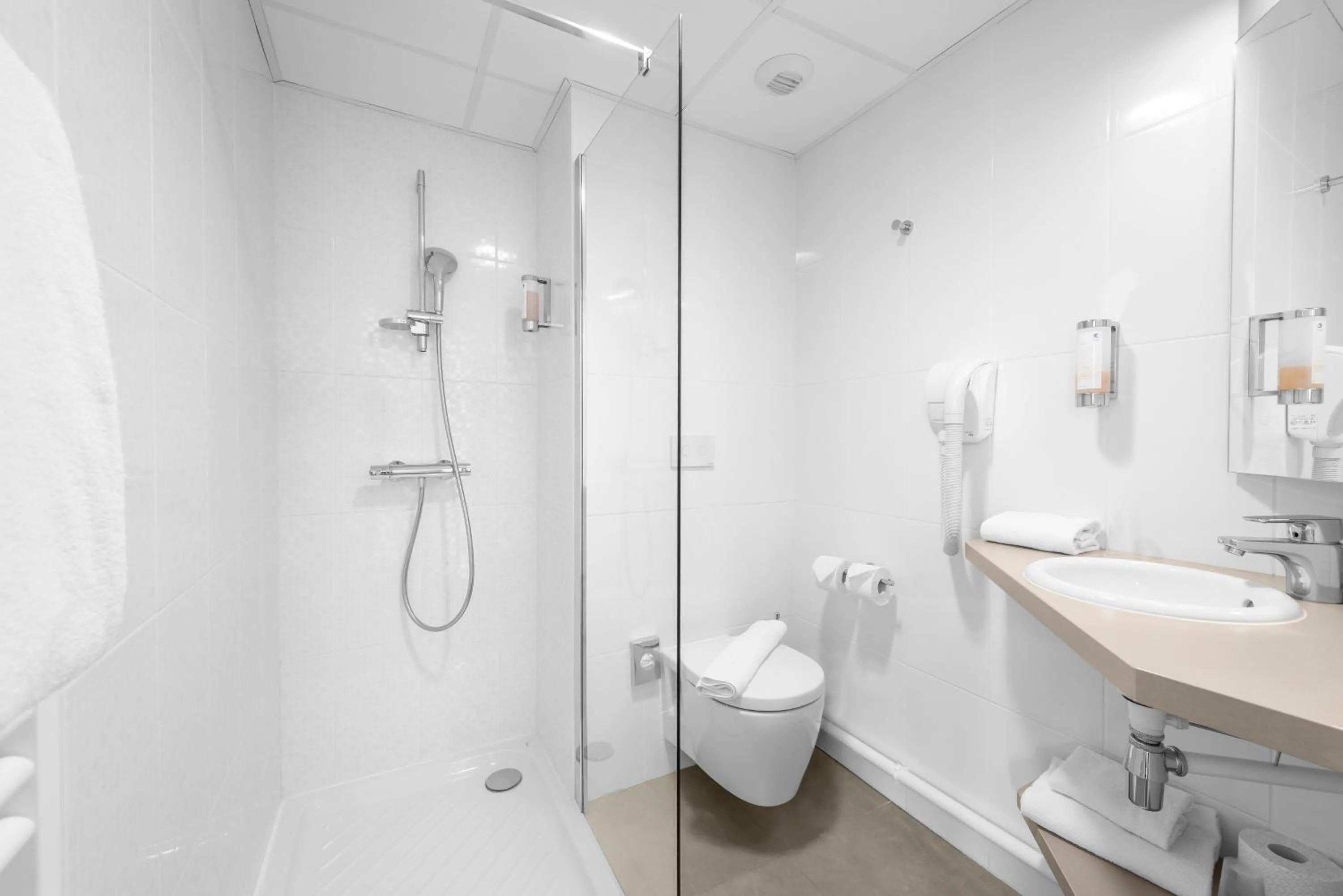 Shower in Kyriad Lyon Est Stadium Eurexpo Meyzieu