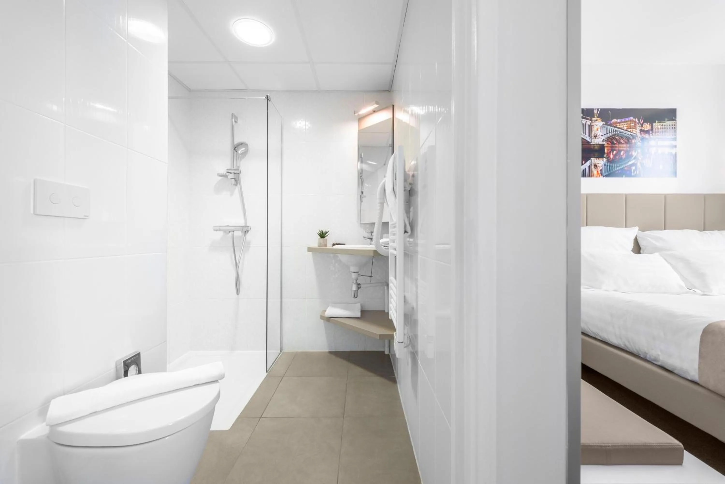 Shower, Bed in Kyriad Lyon Est Stadium Eurexpo Meyzieu