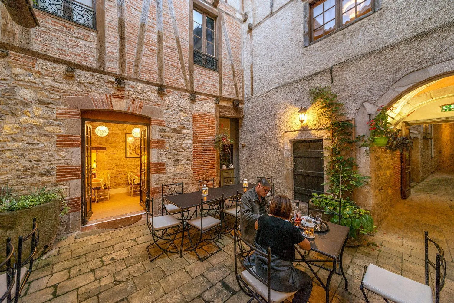 Property building in Hotel Raymond VII