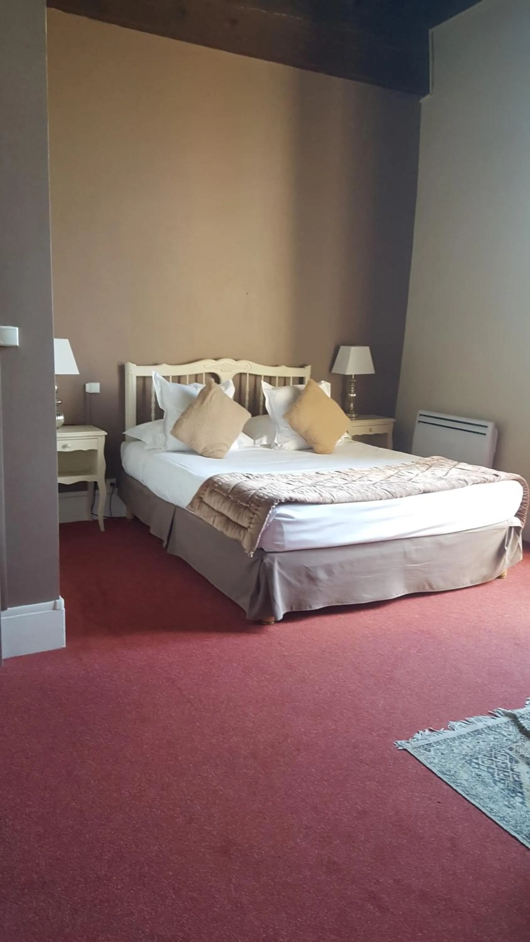 Bed in Hotel Raymond VII