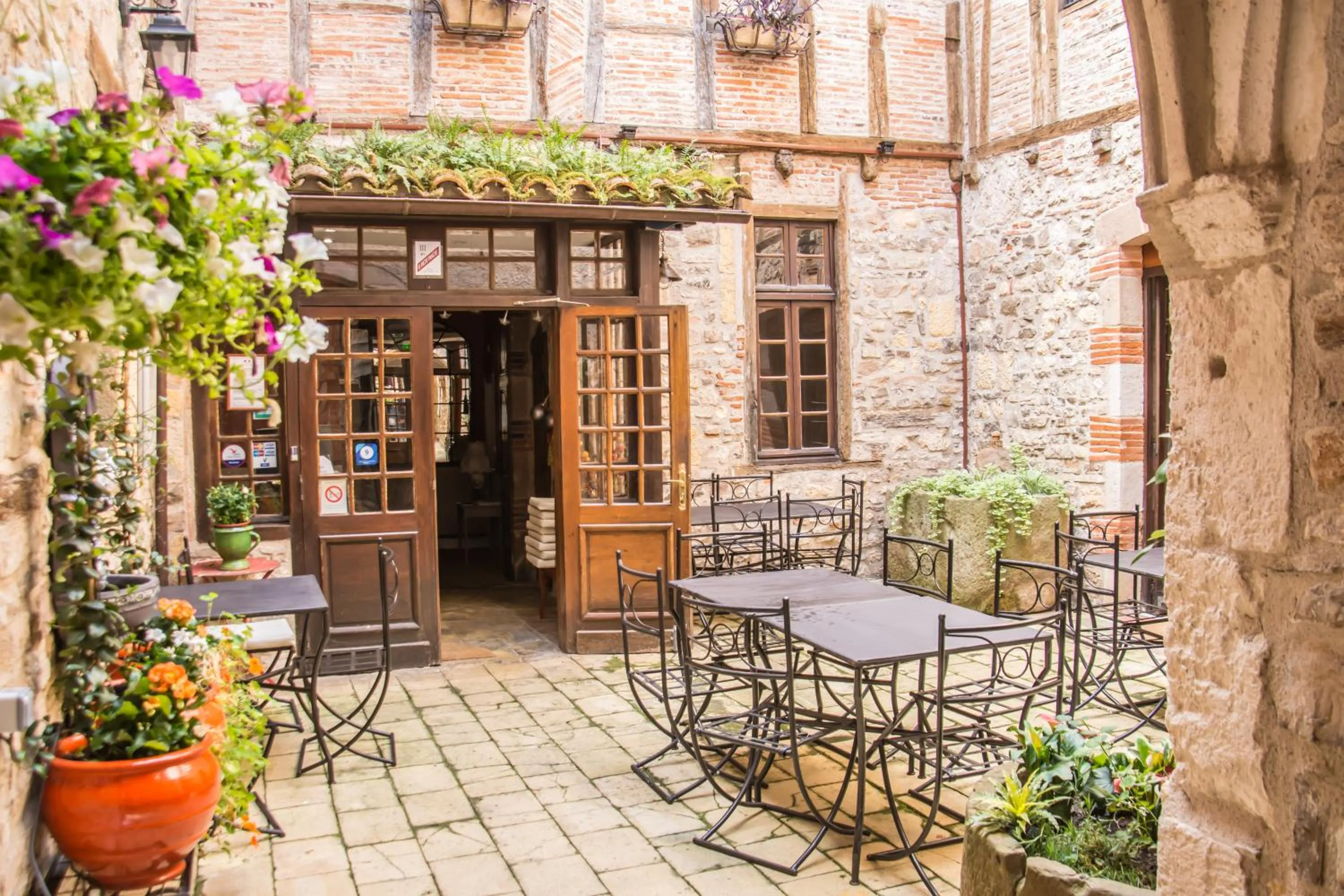 Inner courtyard view in Hotel Raymond VII