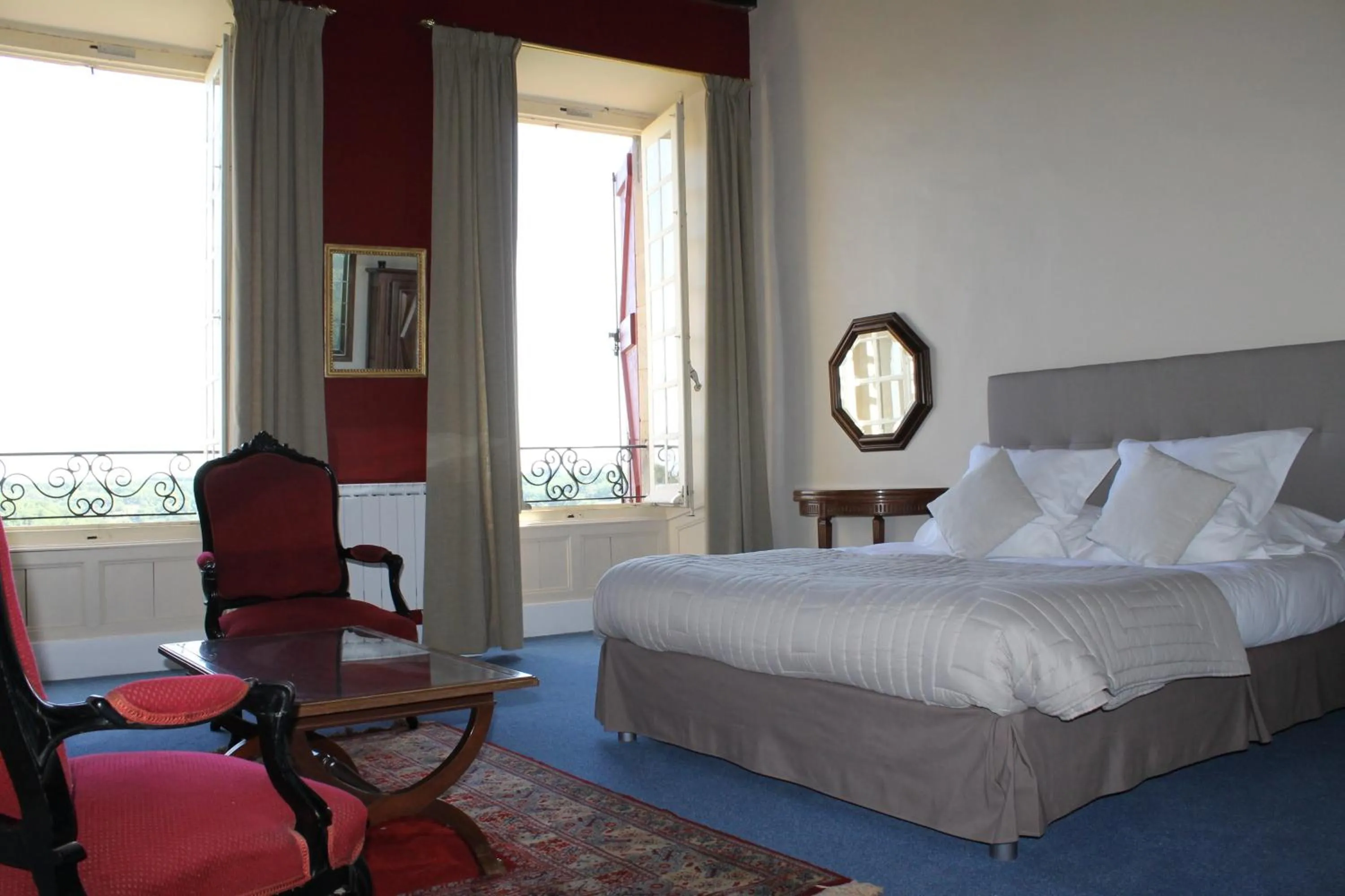 View (from property/room), Bed in Hotel Raymond VII