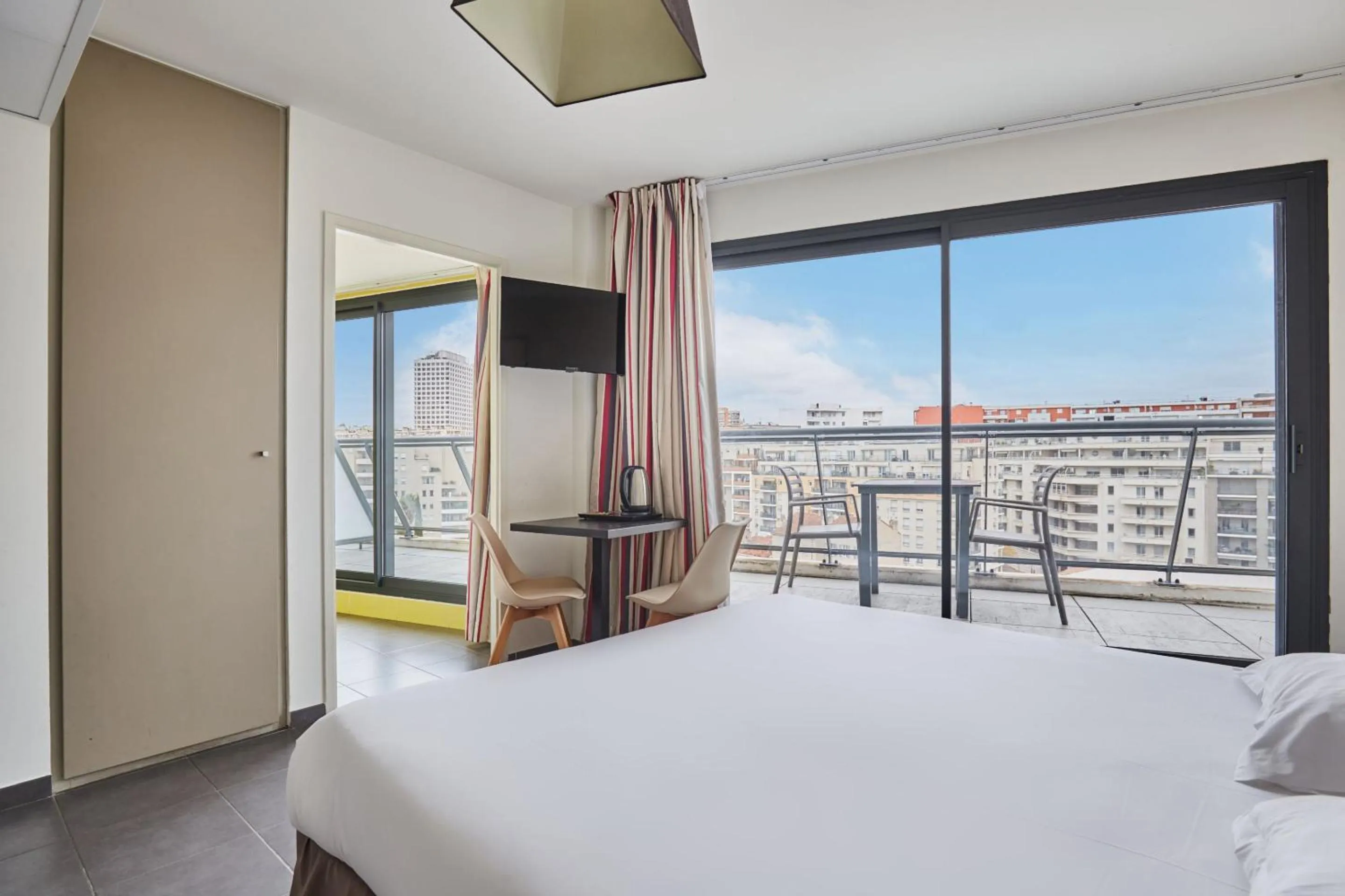 Bed in Appart'hôtel Odalys City - Marseille Prado