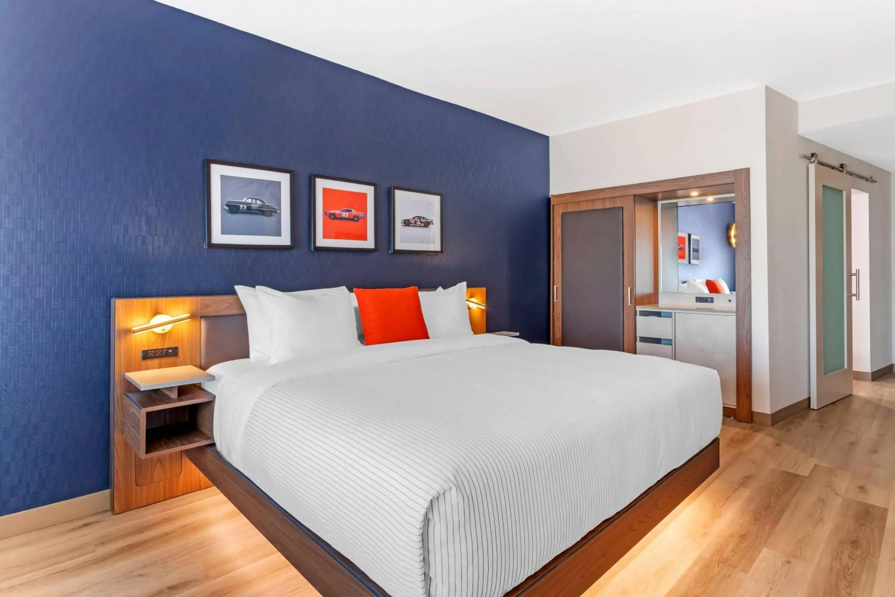 Bedroom in Cambria Hotel Northlake Conference Center - Roanoke