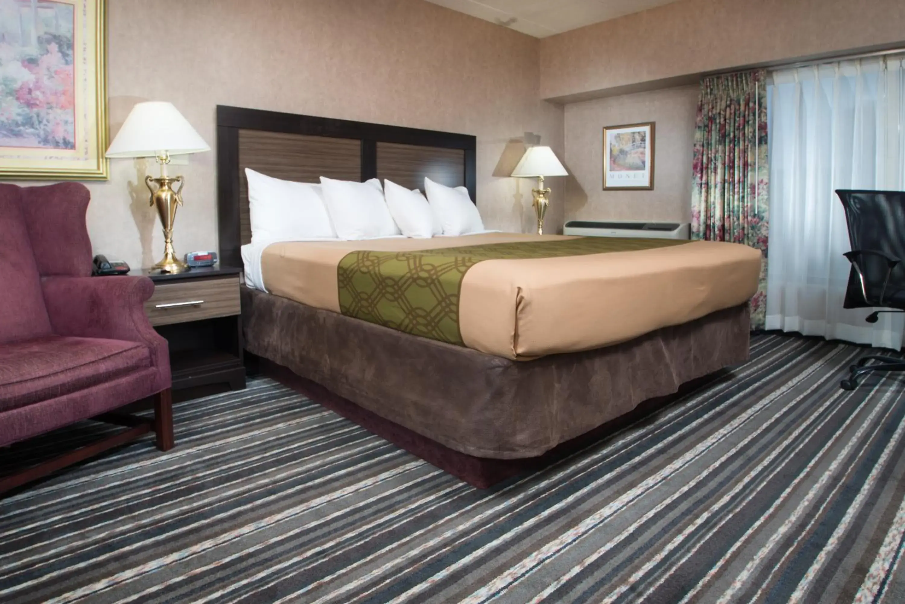 Suite with Spa Bath in Crossroads Hotel and Huron Event Center Suite with Spa Bath in Crossroads Hotel and Huron Event Center