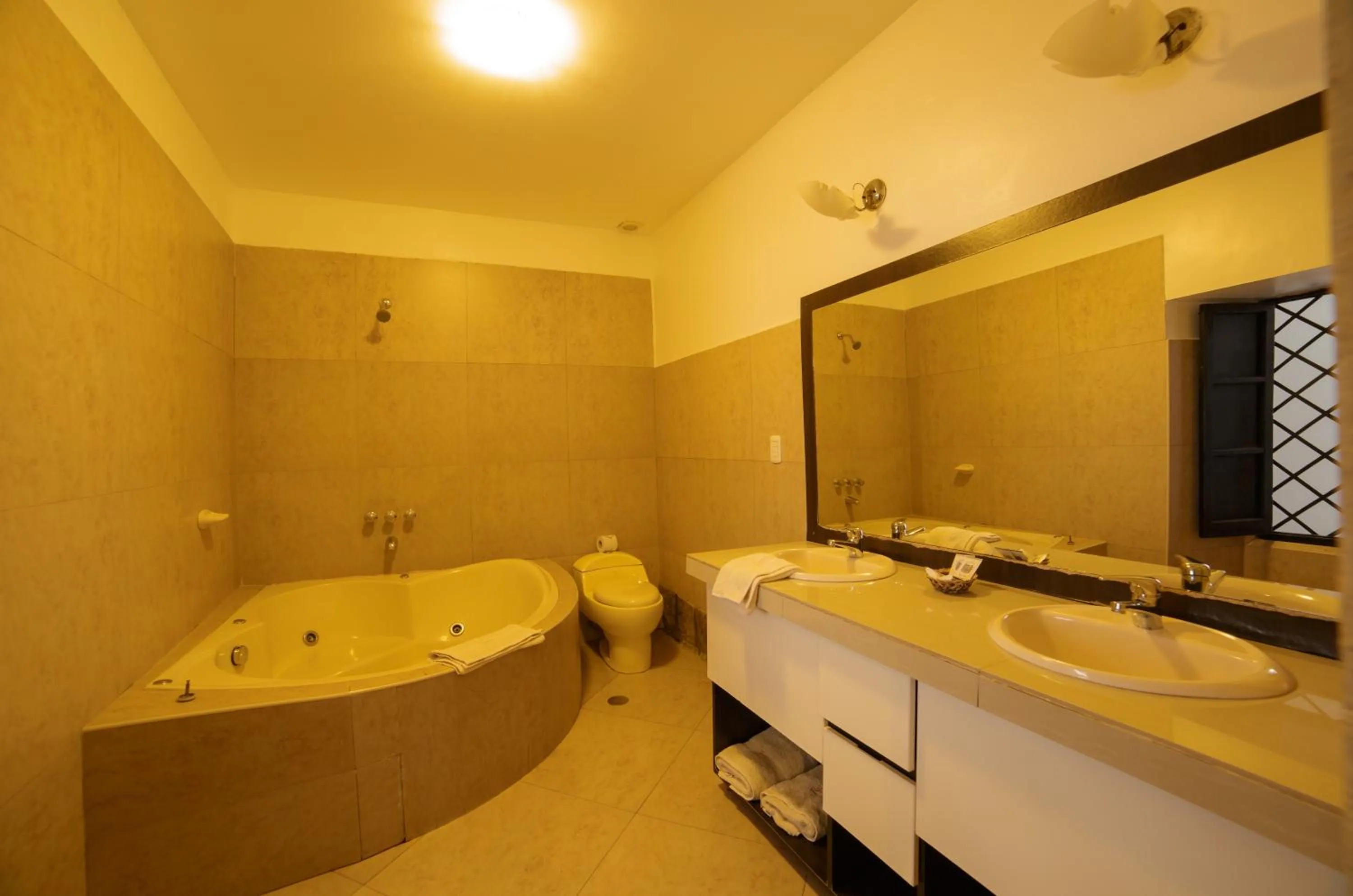 Bathroom in Yabar Hotel Plaza